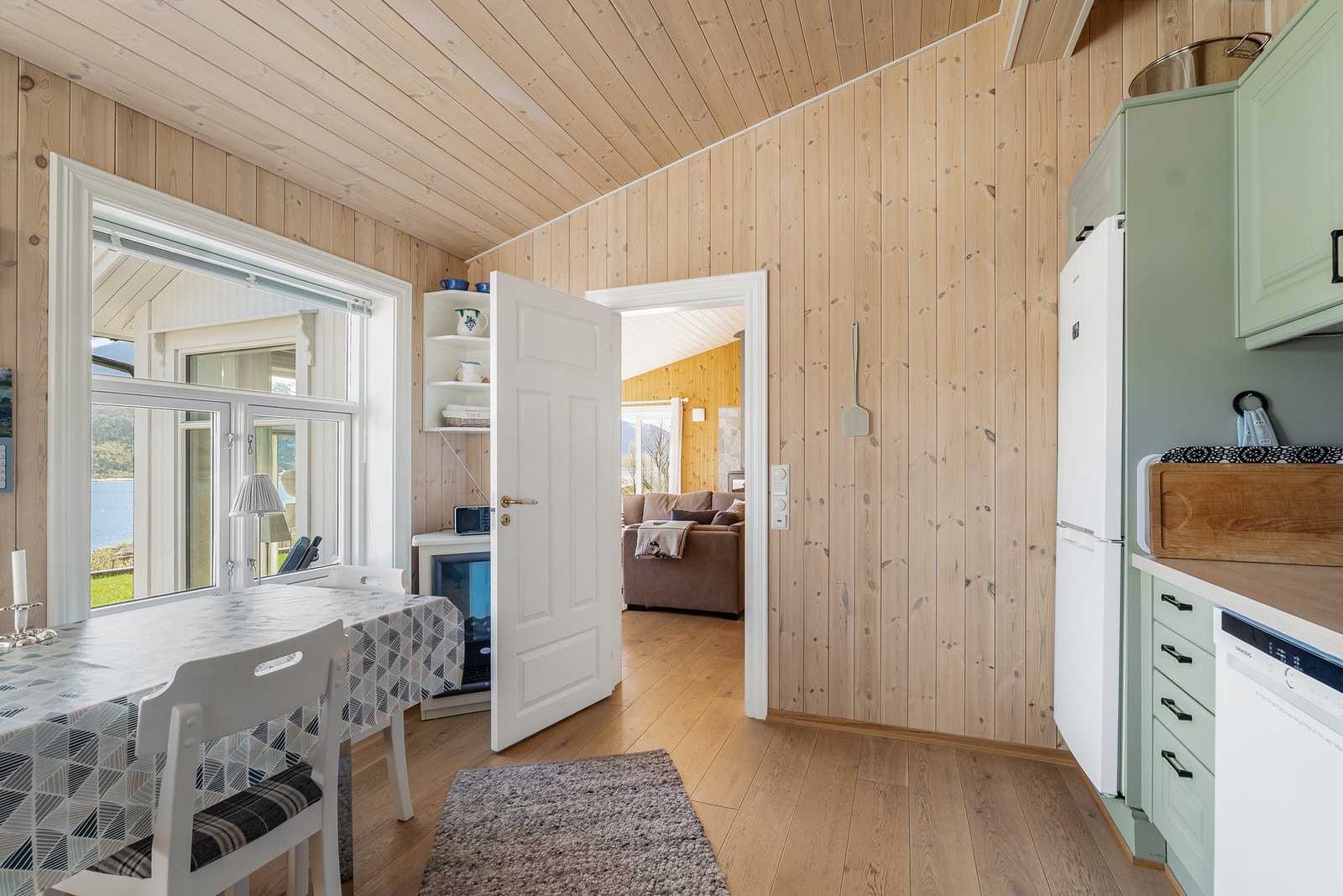 Fra stue er det adkomst til kjøkken. Galleribilde