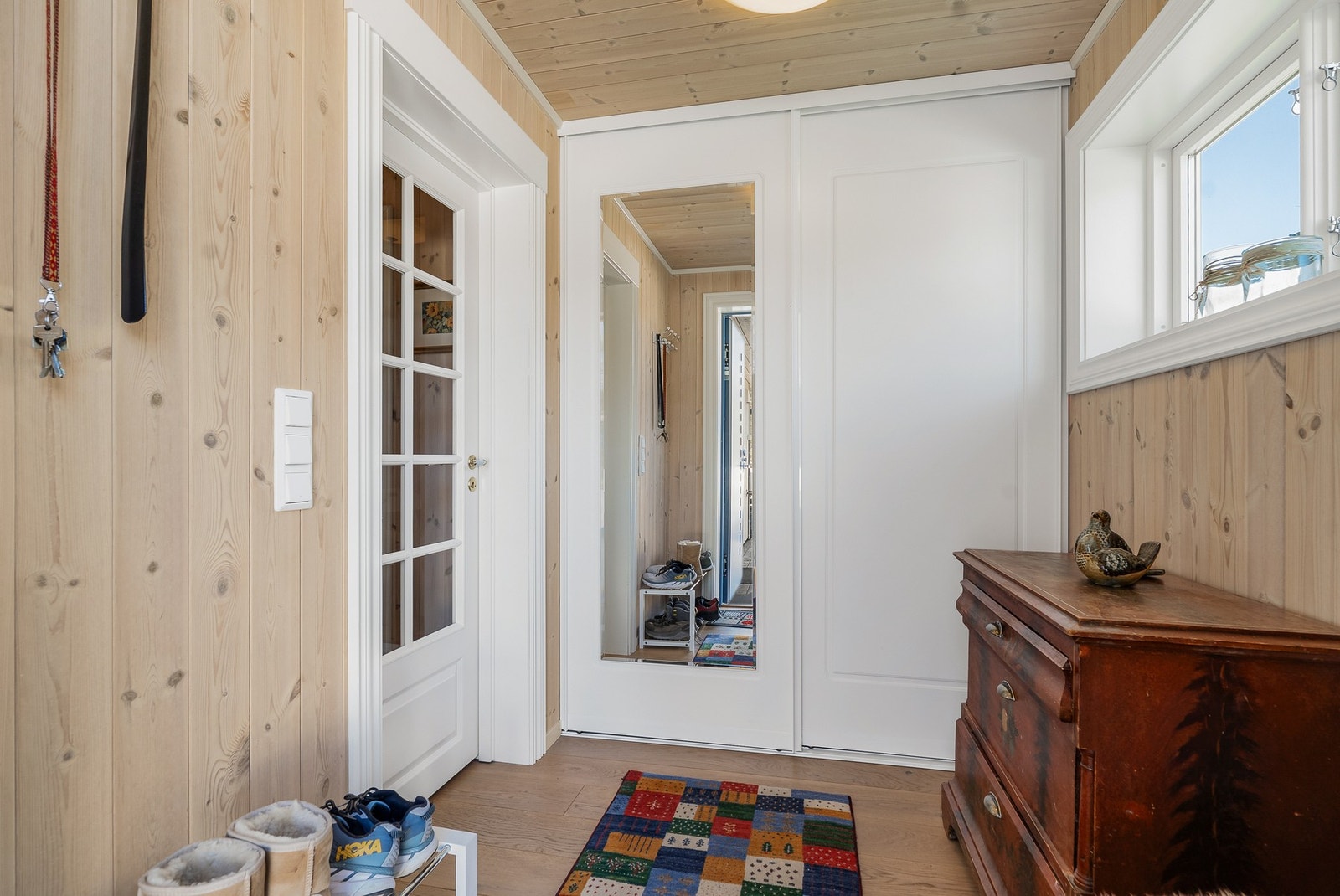 Vel inne blir du møtt av en lys og flott entré. Her er det god plass til knagger og diverse oppbevaringsmøblement. Galleribilde