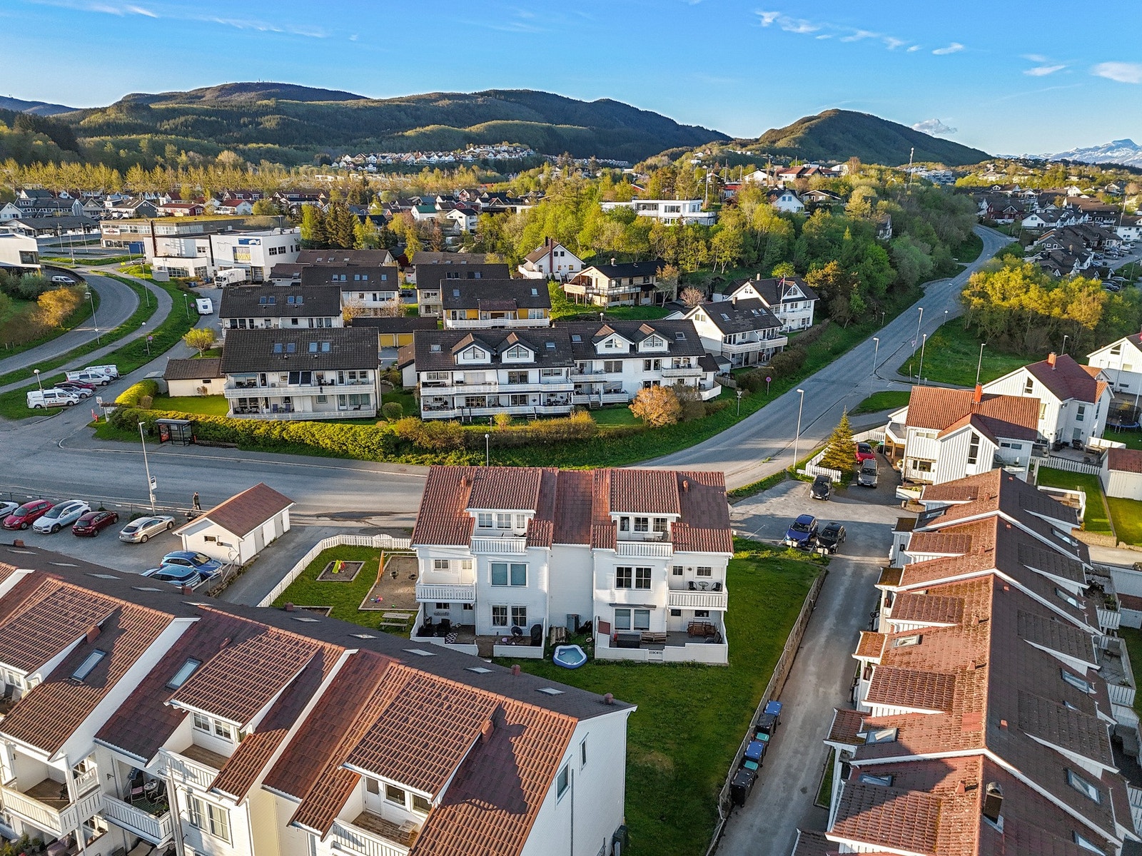 Leiligheten ligger flott til med gangavstand til blant annet dagligvarebutikk, treningssenter og turterreng. Bussholdeplass like ved. Galleribilde