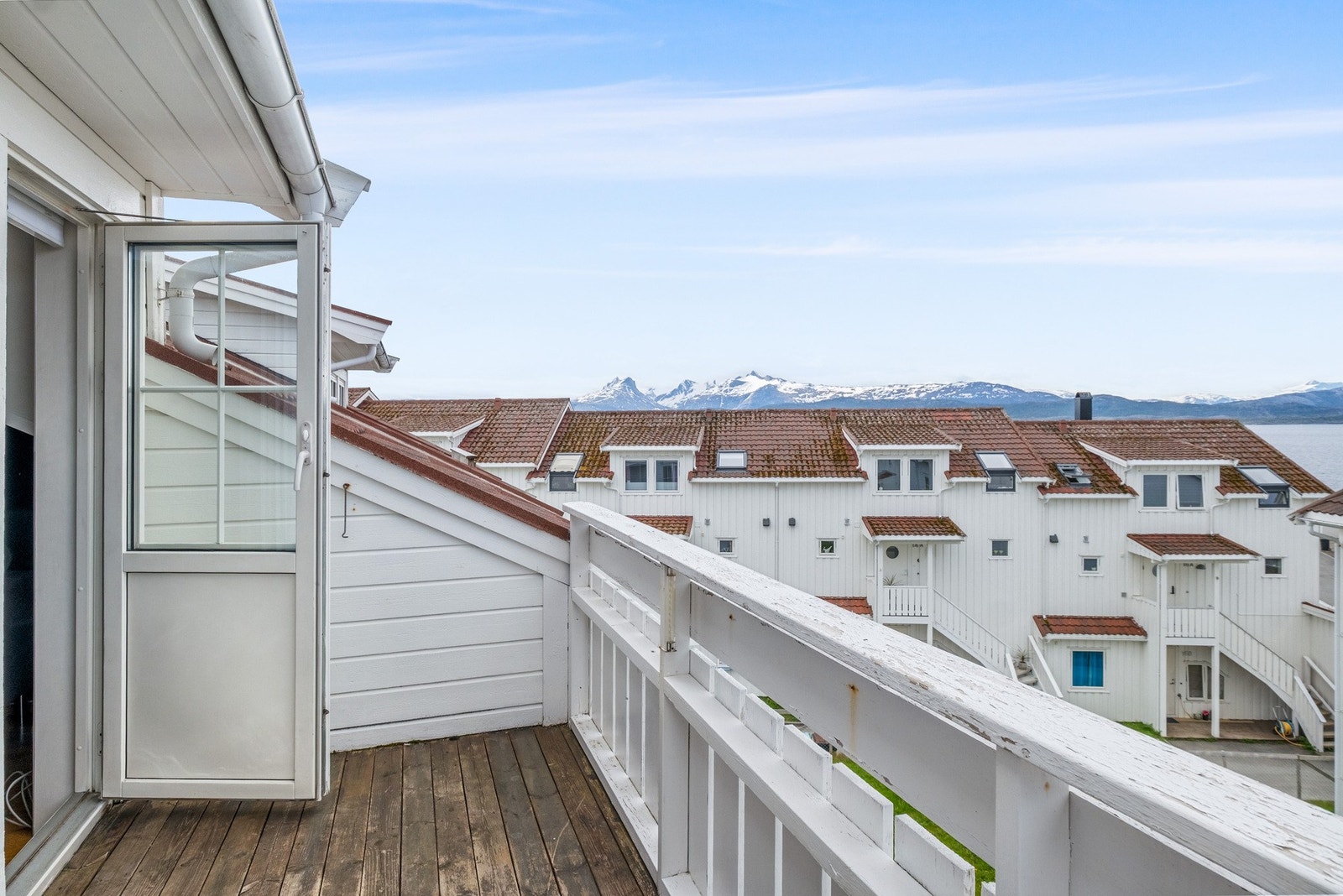 Sørvestvendt balkong med fantastisk utsikt og svært gode lys- og solforhold. Galleribilde