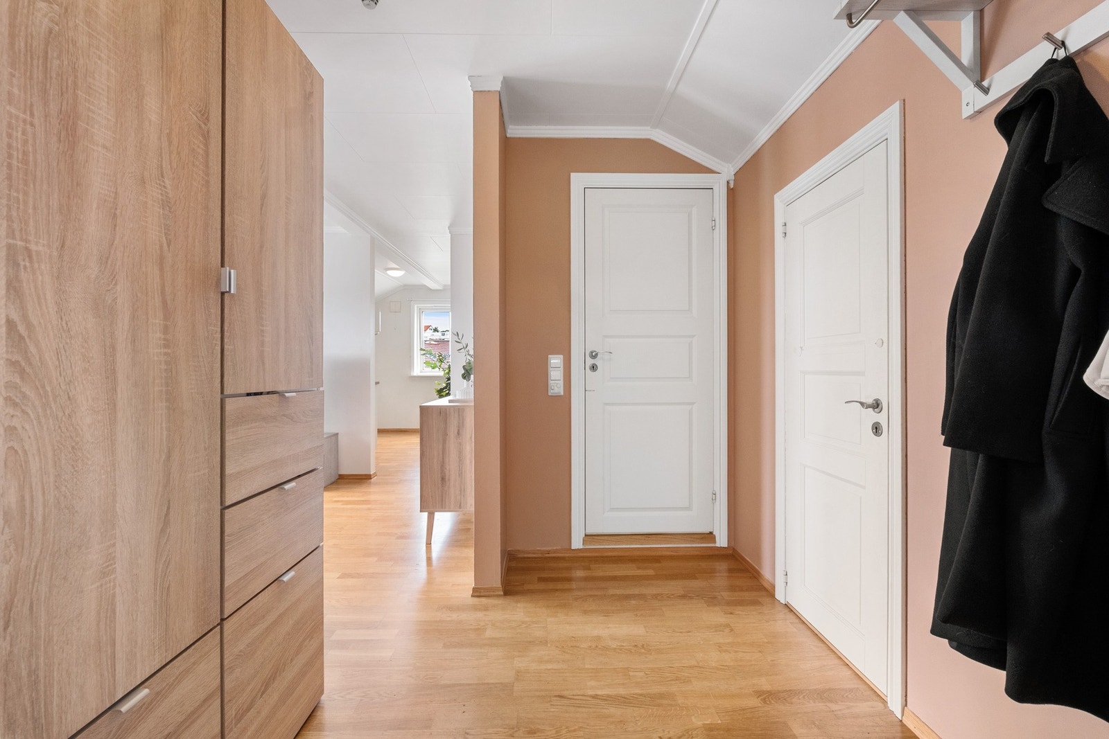 Entré med god plass til garderobeløsning og diverse oppheng. Galleribilde