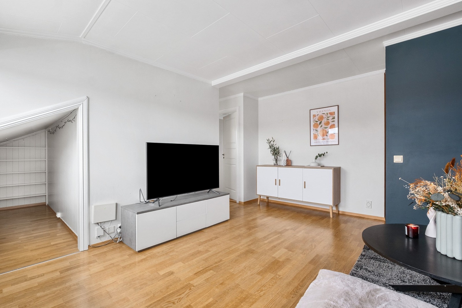 Store vindusflater mot sørvest sørger for godt naturlig lysinnslipp. Galleribilde