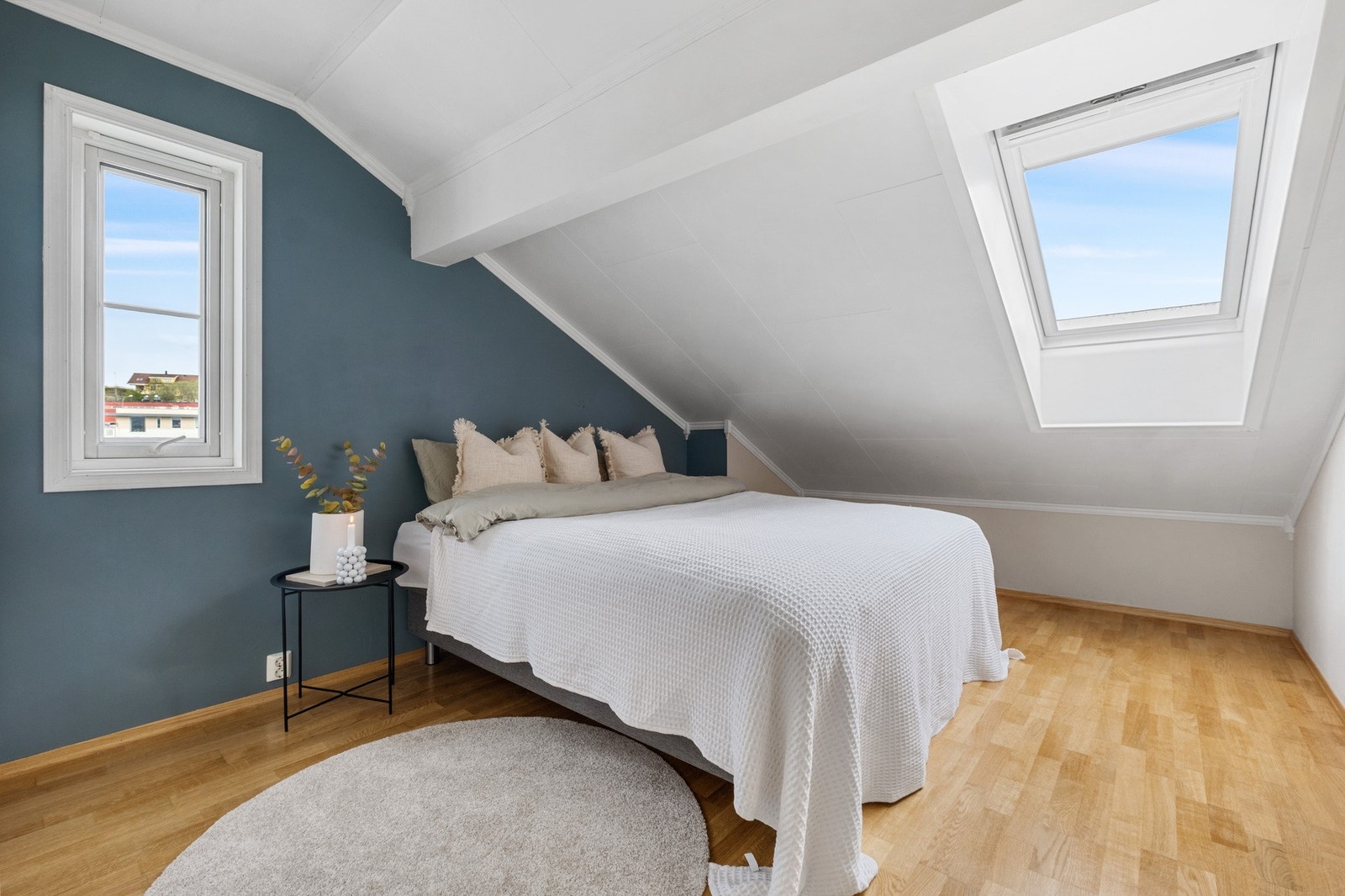 Soverom av god størrelse, med plass til både dobbeltseng, garderobe og øvrig møblement. Galleribilde