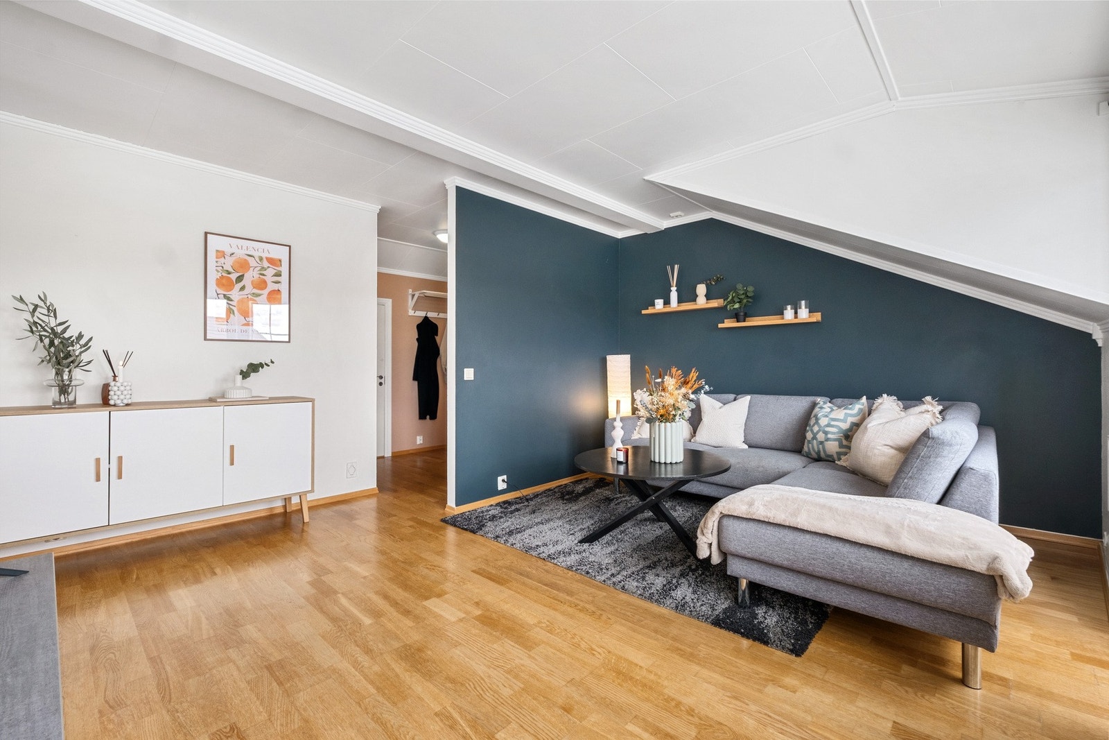 Lys og innbydende stue med naturlig sone for sofa/sittegruppe. Galleribilde