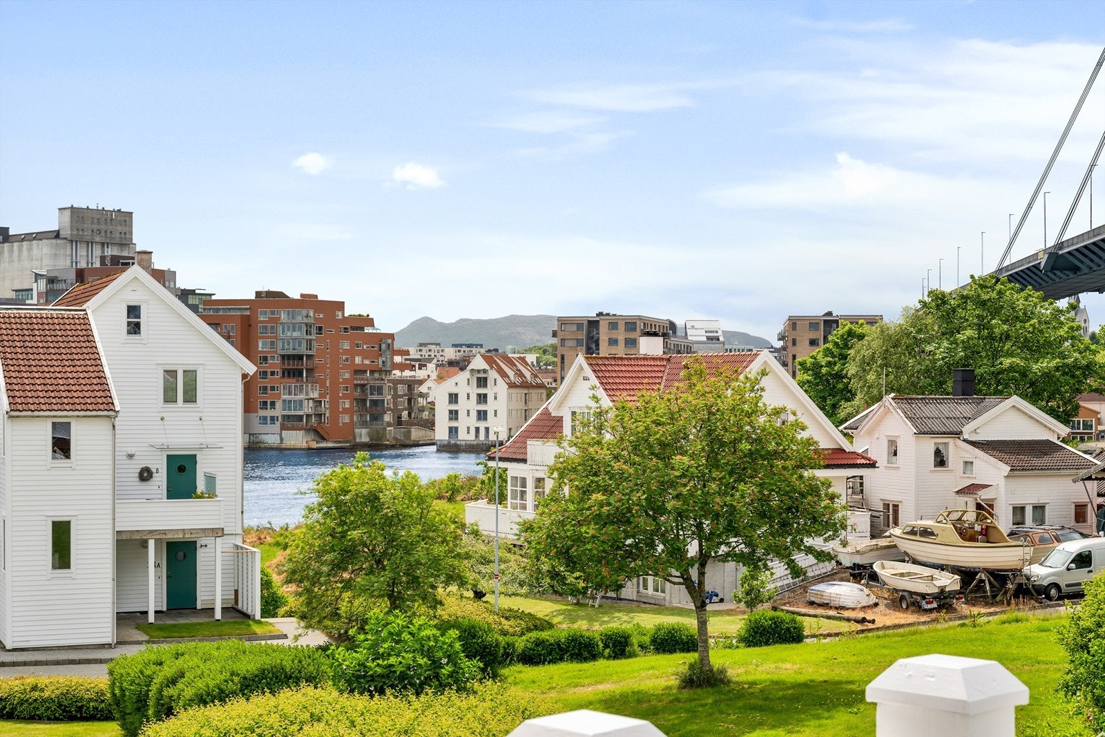 Leiligheten ligger i maritime omgivelser og har fin utsikt ned mot sjø samt grøntområder. Galleribilde