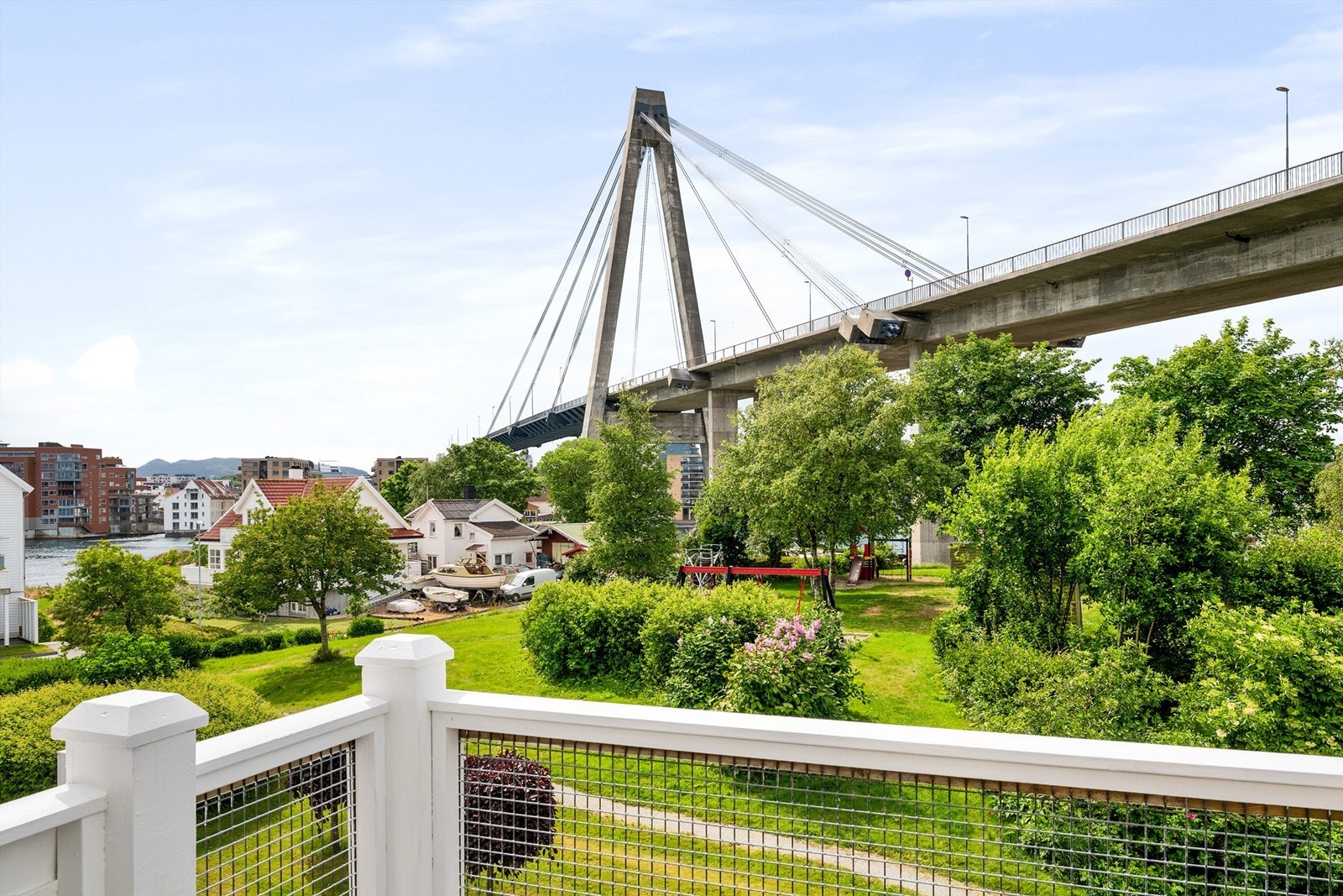 Balkongen ligger sør/vest vendt hvor en har svært gode solforhold. Galleribilde