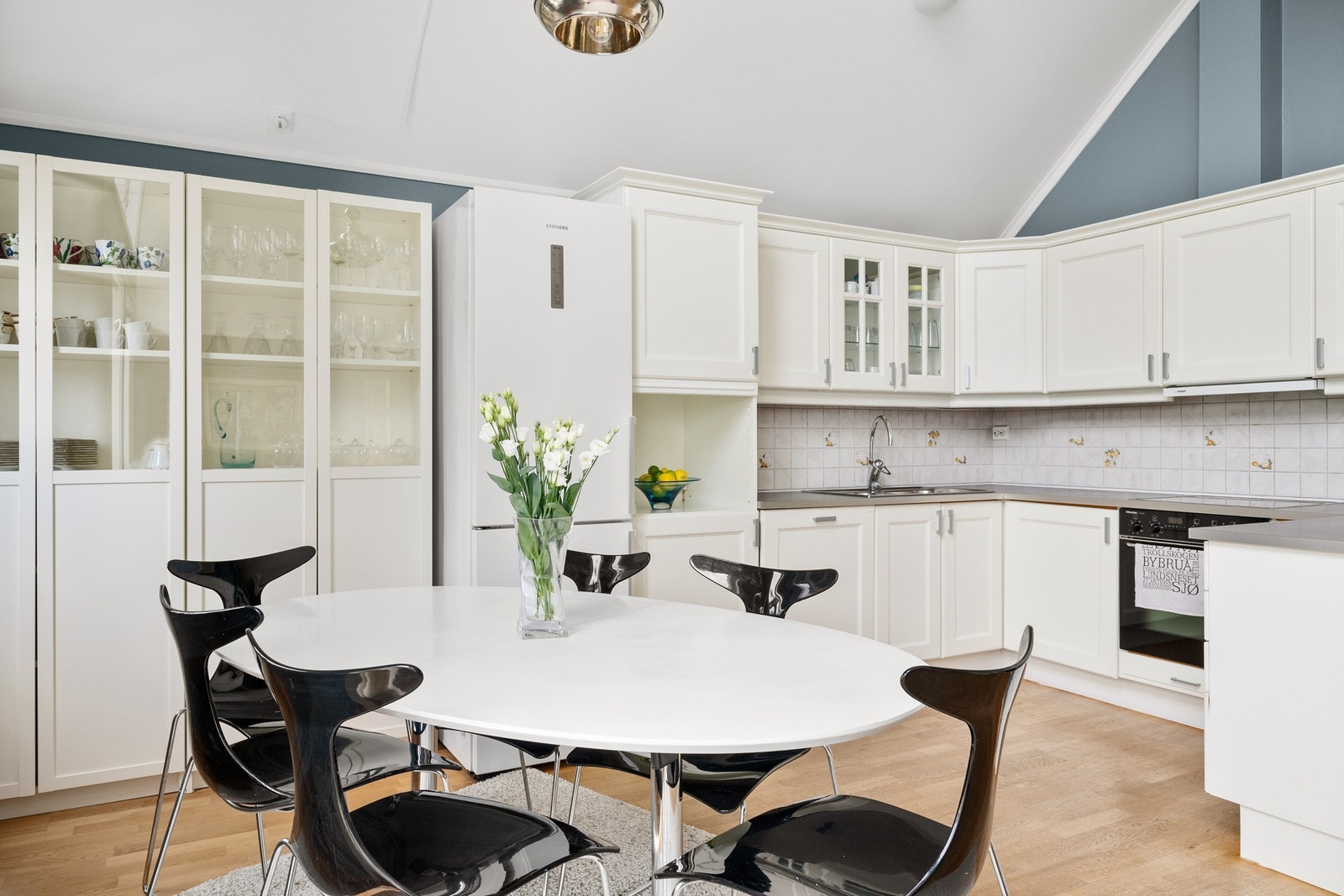 Kjøkken i hvit utførelse med rikelig med skapplass i form av over- og underskap. Galleribilde