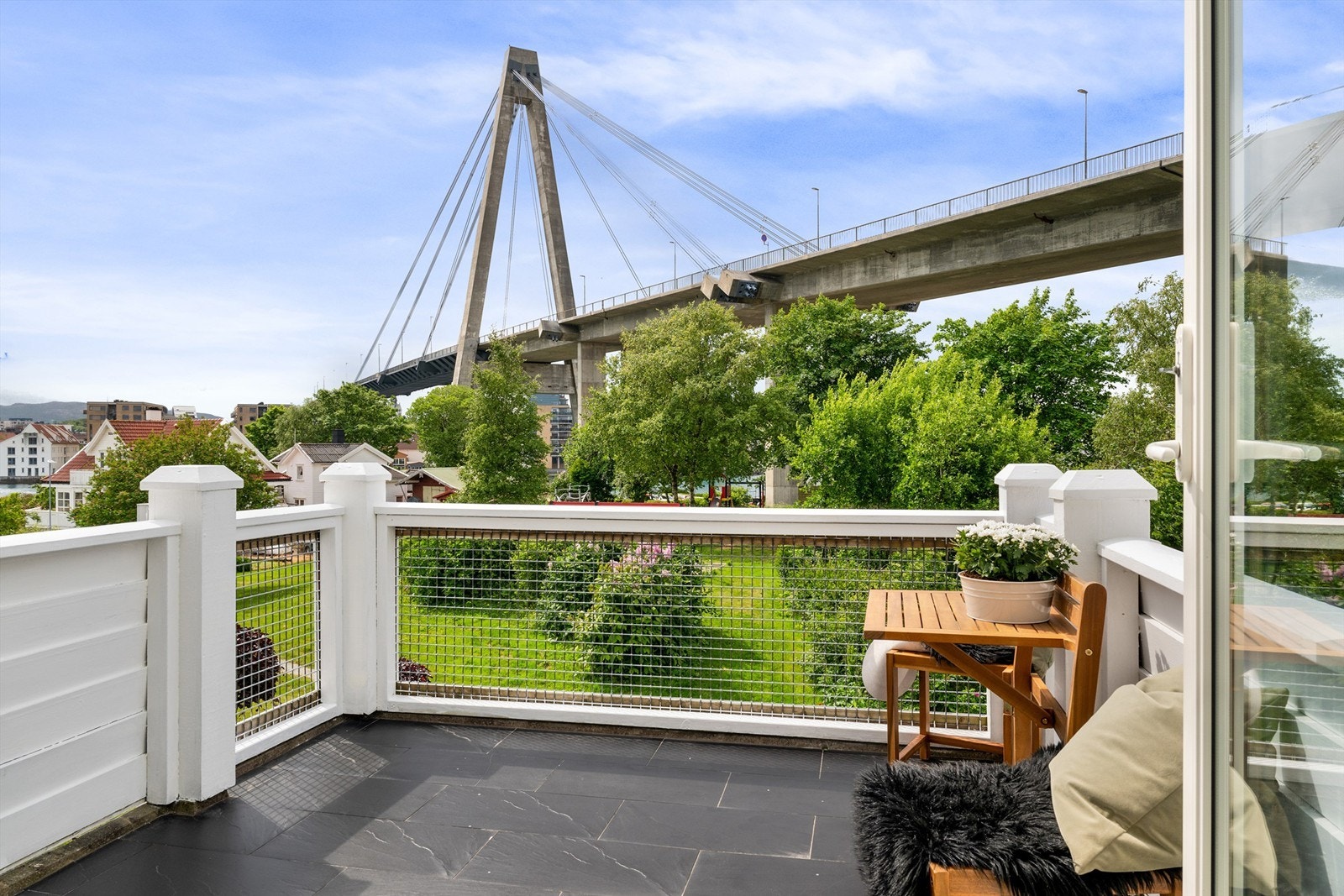 Balkong hvor en også har plass til utemøbler. Galleribilde