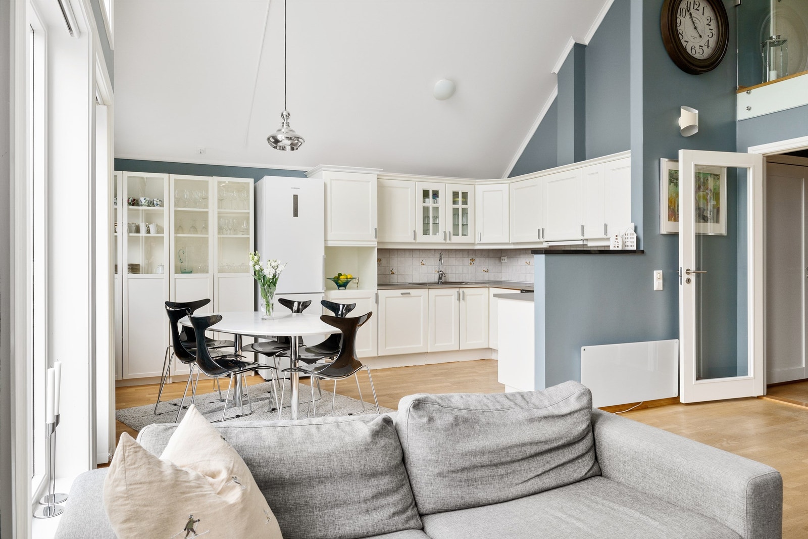 Kjøkkenløsning med plass til spisegruppe. Galleribilde