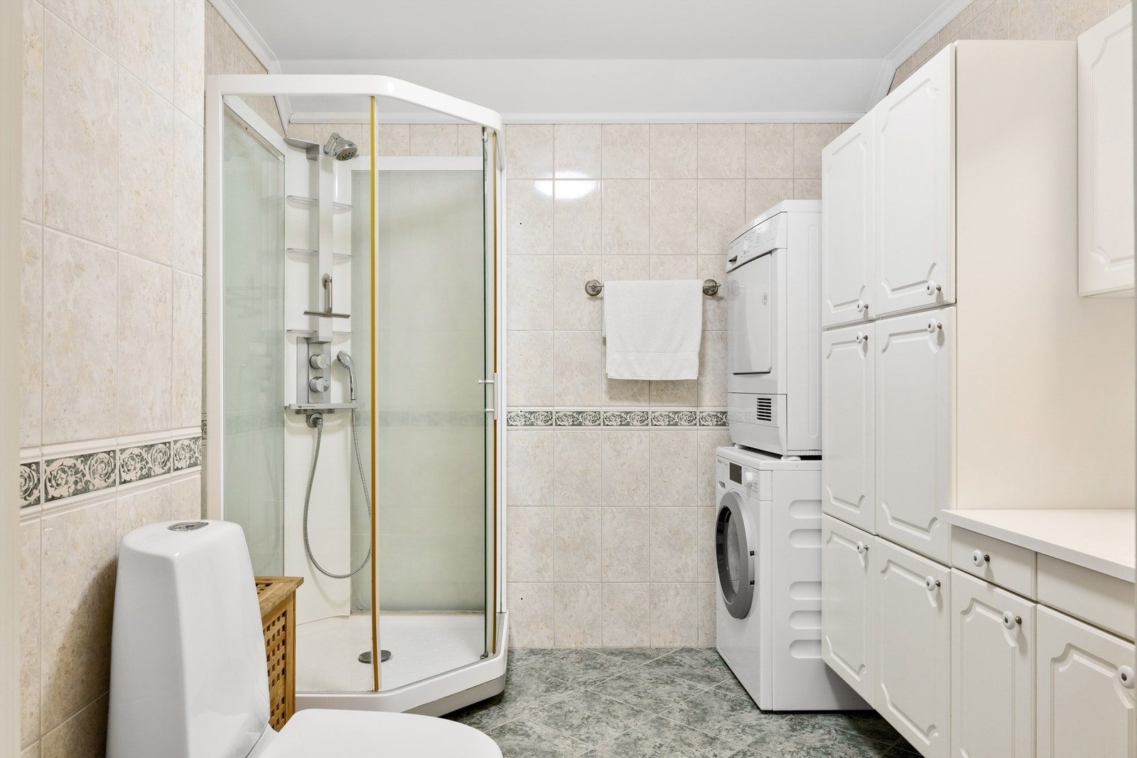 Helfliset baderom med plass til vaskemaskin og tørketrommel. Galleribilde