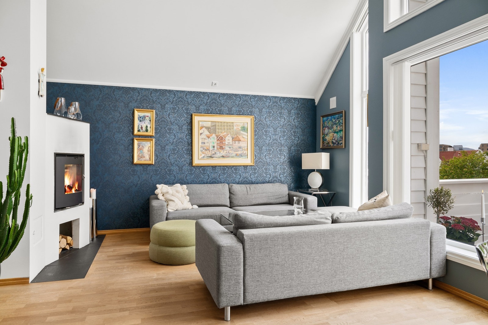 Stuens form gjør den enkel å møblere hvor en har god plass til sittegruppe. Galleribilde