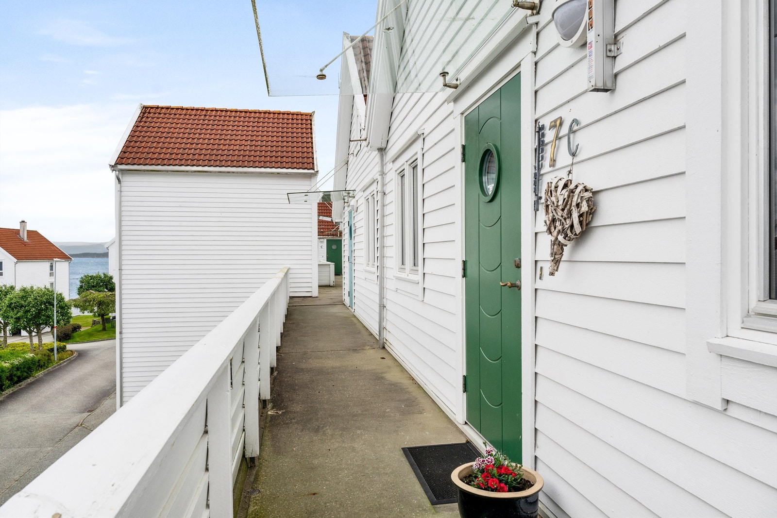 Inngangsparti. Det er også heis i bygget. Galleribilde