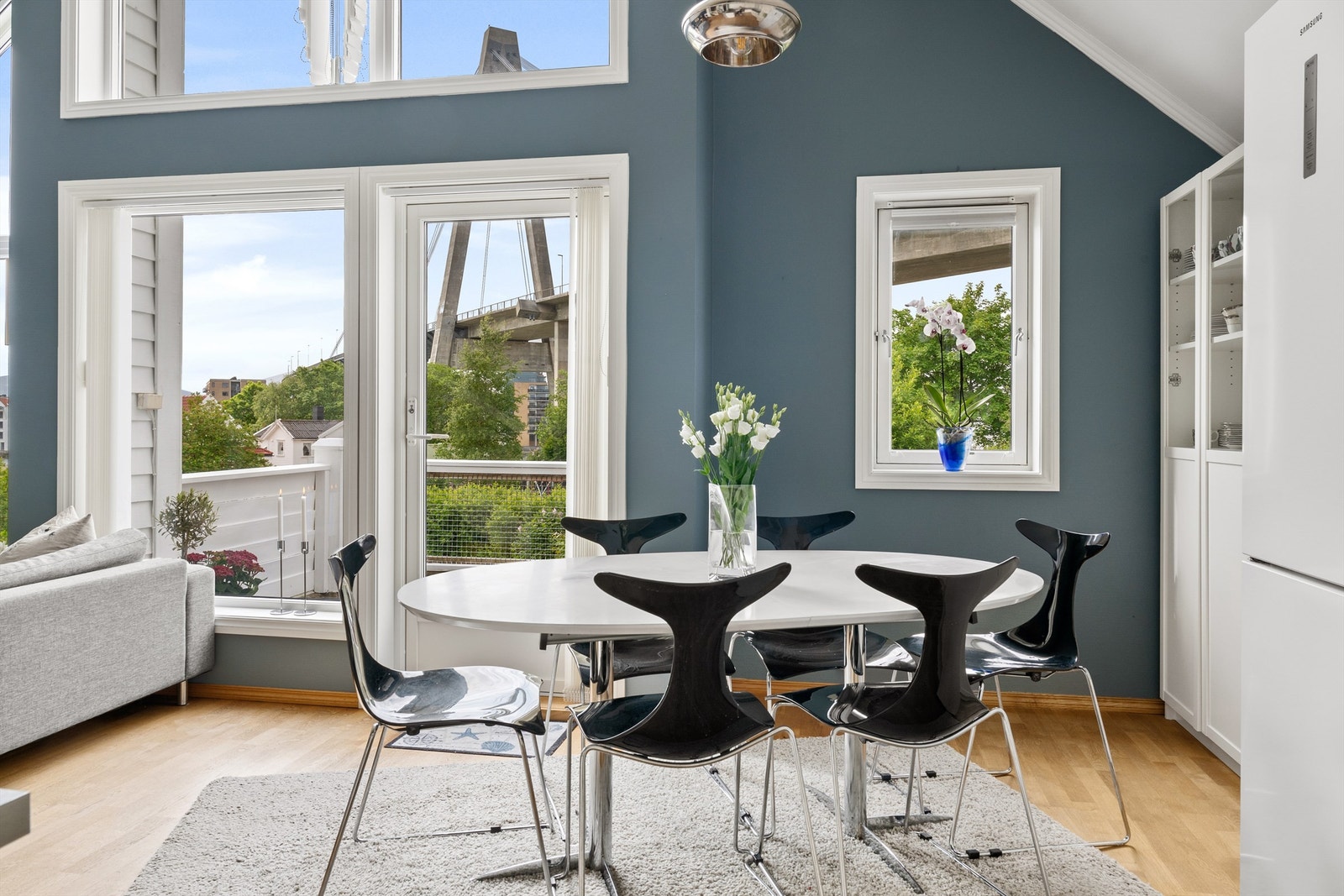 Fra spiseplassen kan man også sitte og se ned mot sjøen. Galleribilde