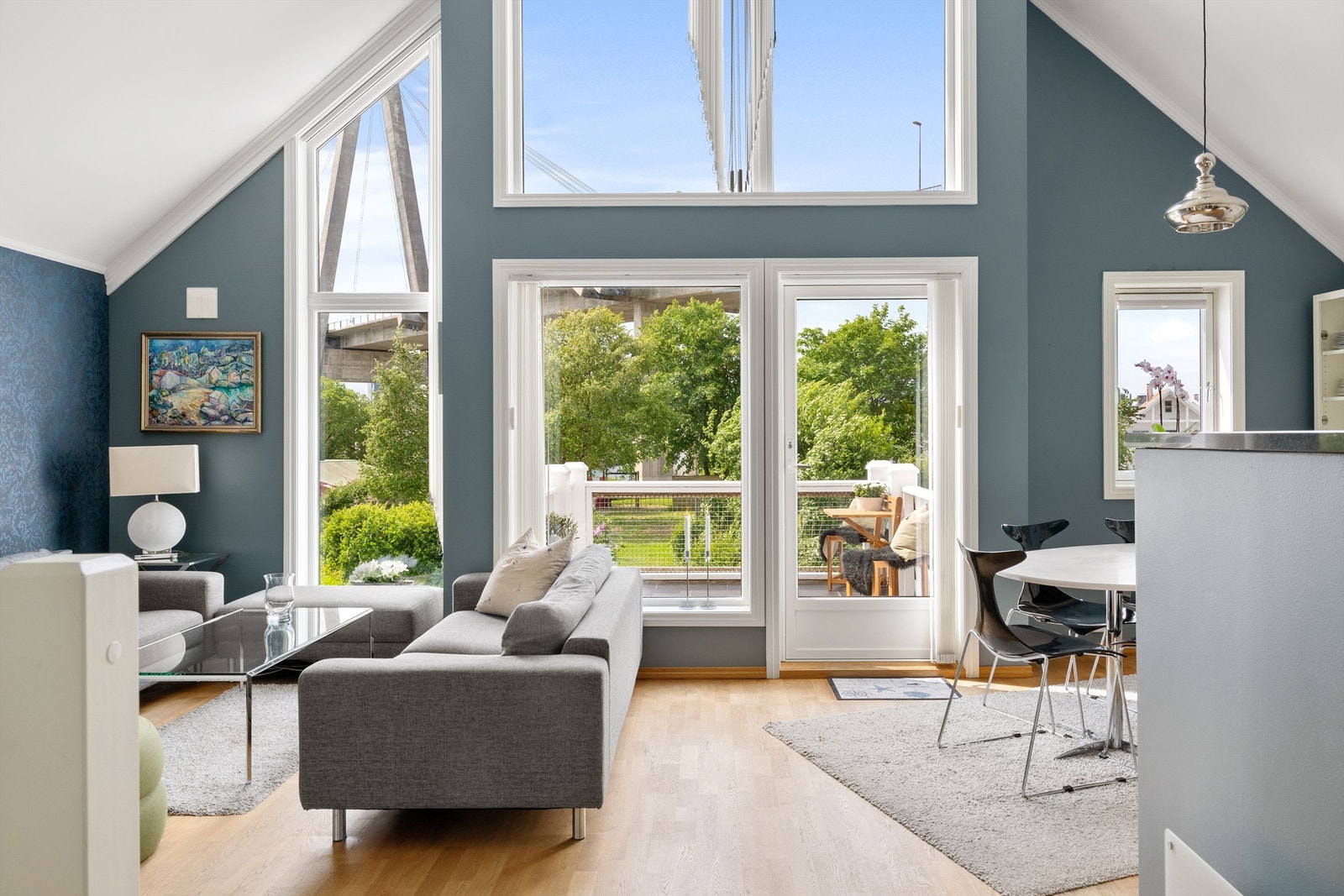 Romslig stue hvor man har ekstra god takhøyde samt gode vindusflater. Galleribilde