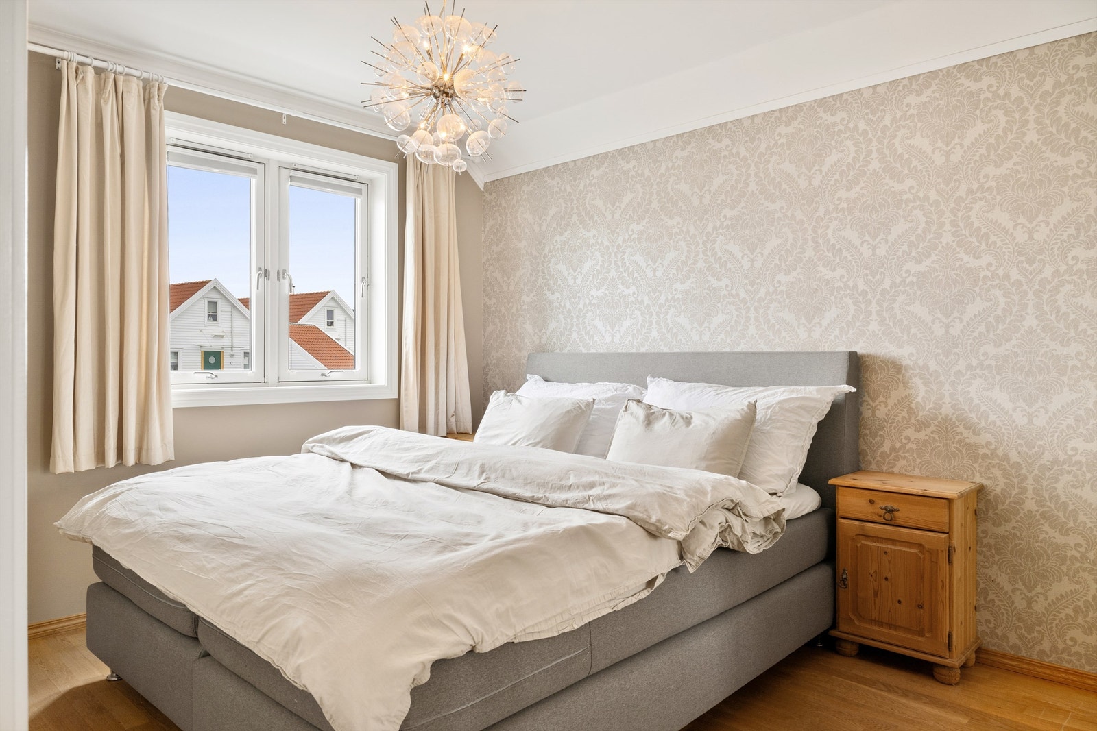 Stort soverom med plass til garderobeløsning. Galleribilde