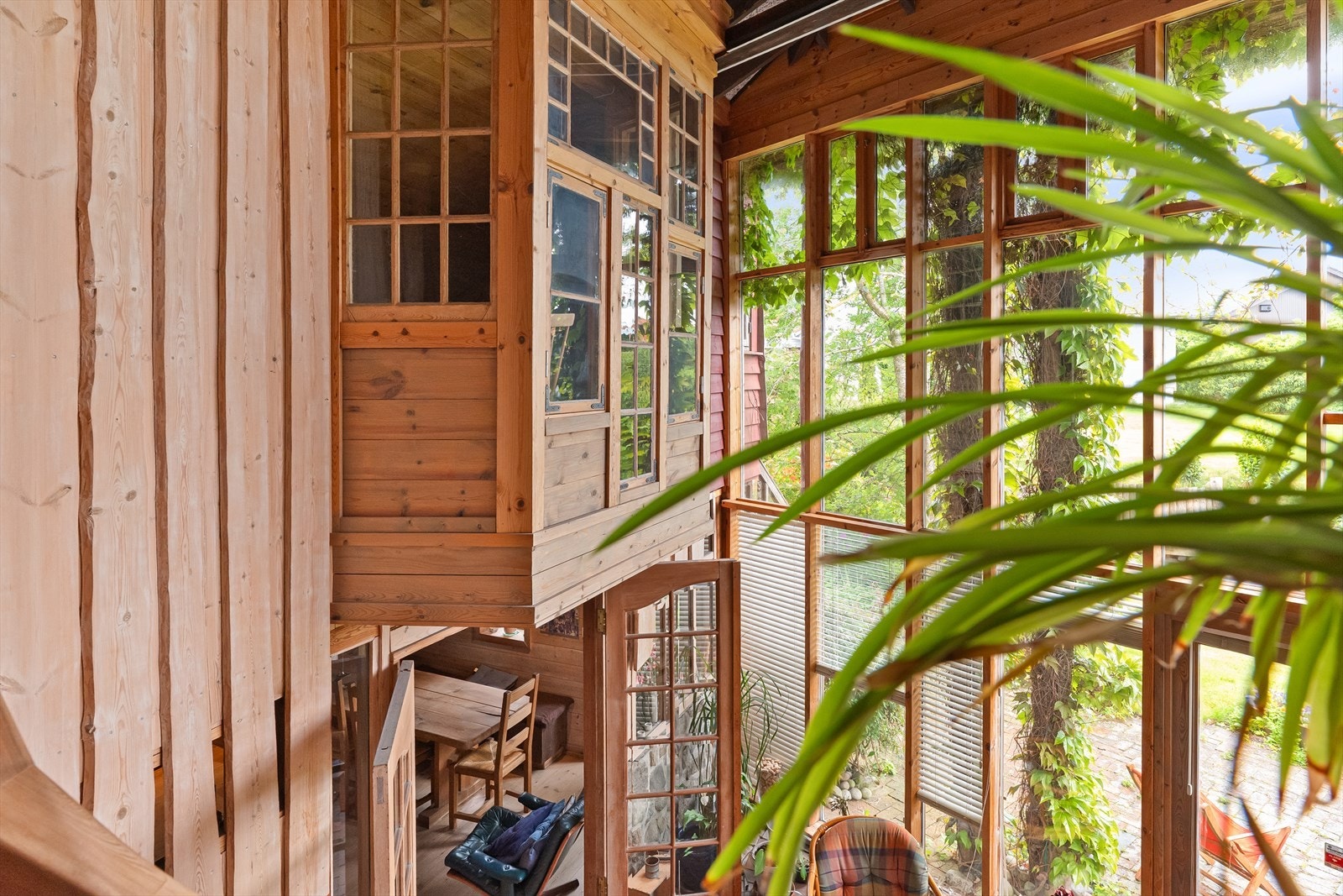 Det er to "fløyer" rundt den lyse stuen i midten. Galleribilde