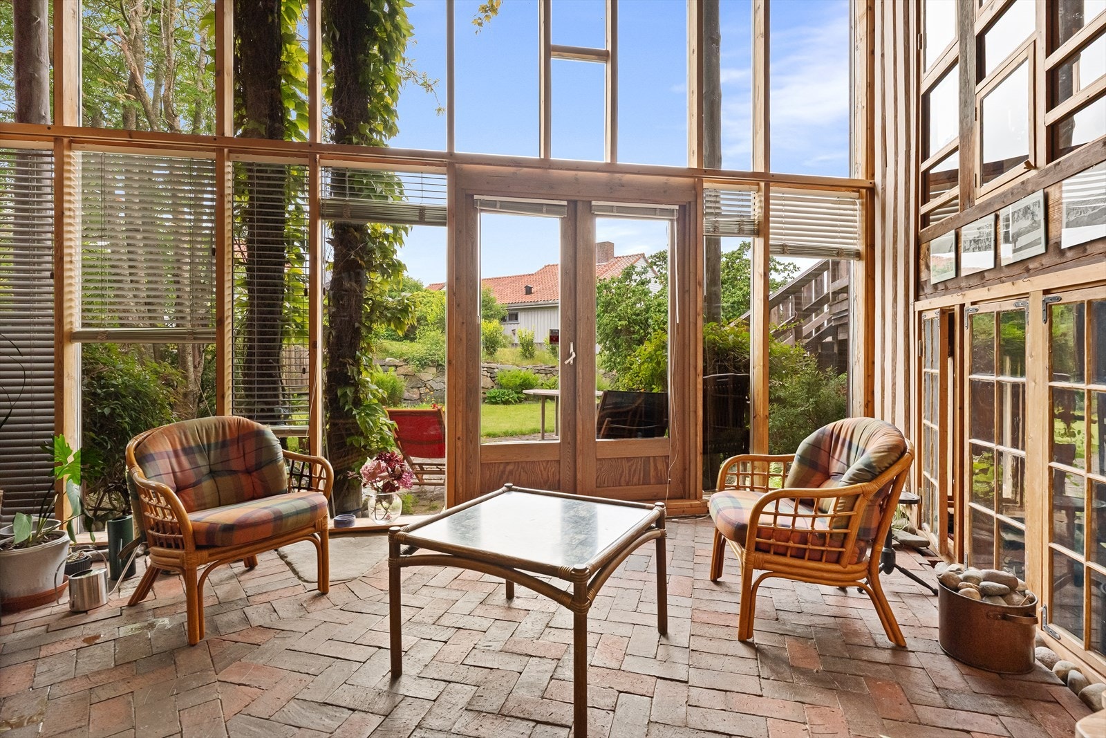 Lys stue i midten, med stor takhøyde og vindusflate. Sørvestvendt med gode solforhold. Galleribilde