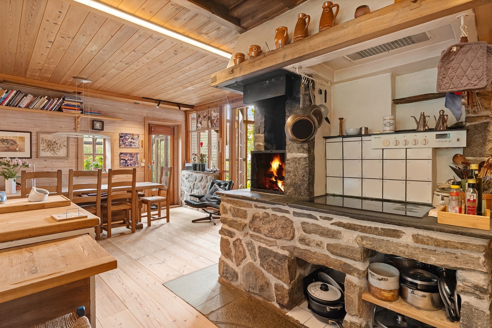 Romslig kjøkken. Spisestuemøbler tegnet av arkitektene medfølger handelen. Galleribilde