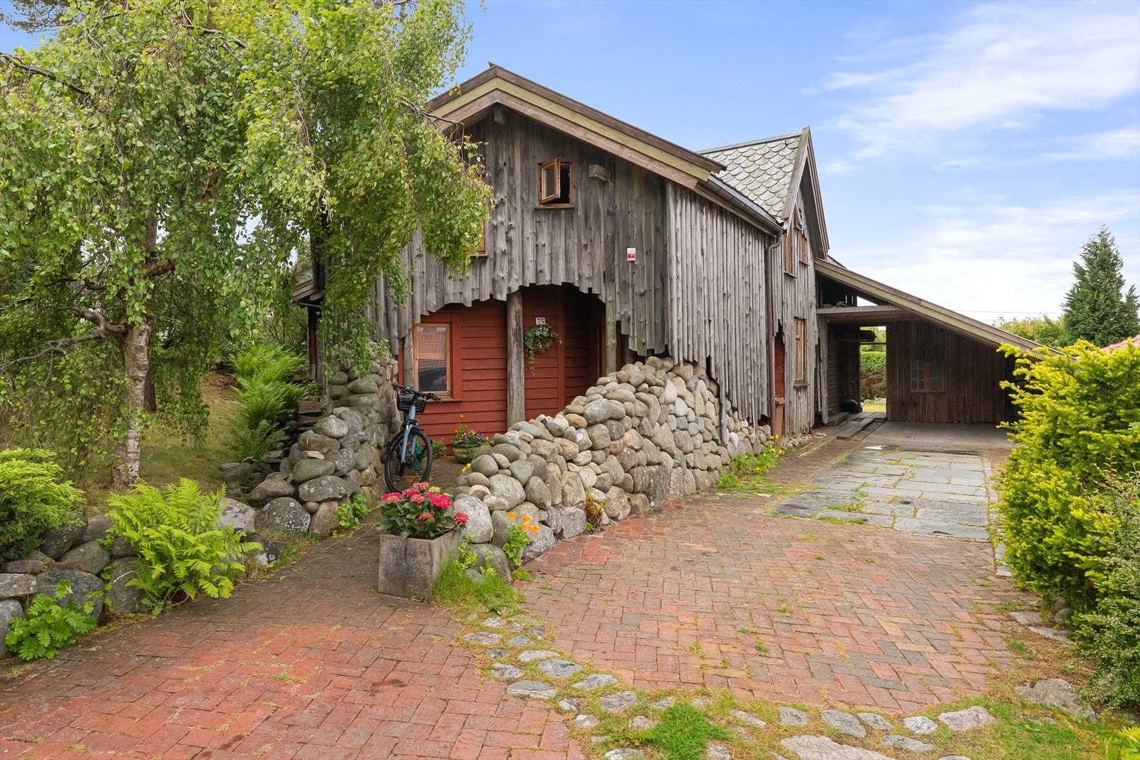 Inngangspartiet "tar i mot deg og leder deg mot lyset" er tanken til arkitektene. Carporten er som en beskyttende vinge. Galleribilde