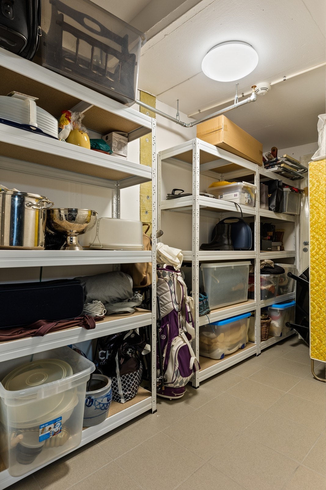 Romslig bod i kjelleren Galleribilde