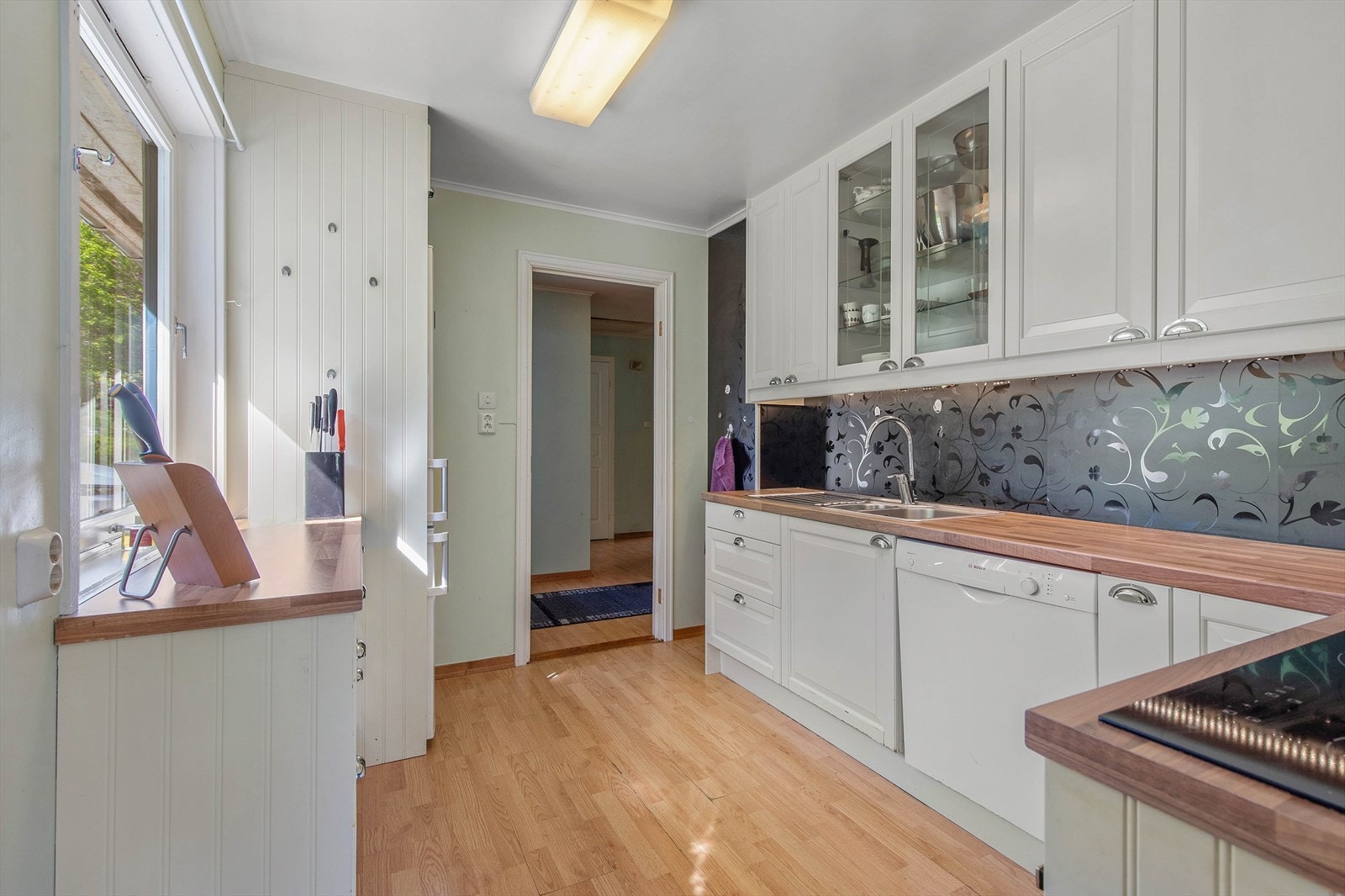 Her er det og integrert oppvaskmaskin, koketopp og steikeovn, nisje for kjøl/fryseskap Galleribilde