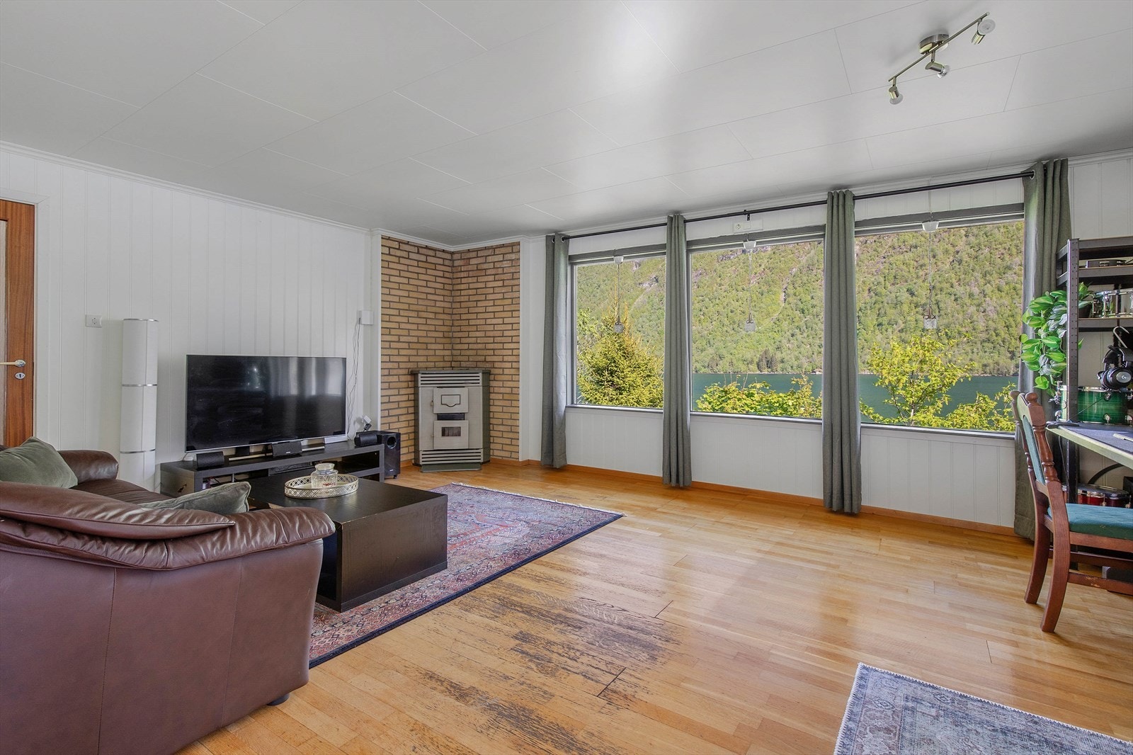 Stova har god plass til fleire møbleringssonar Galleribilde