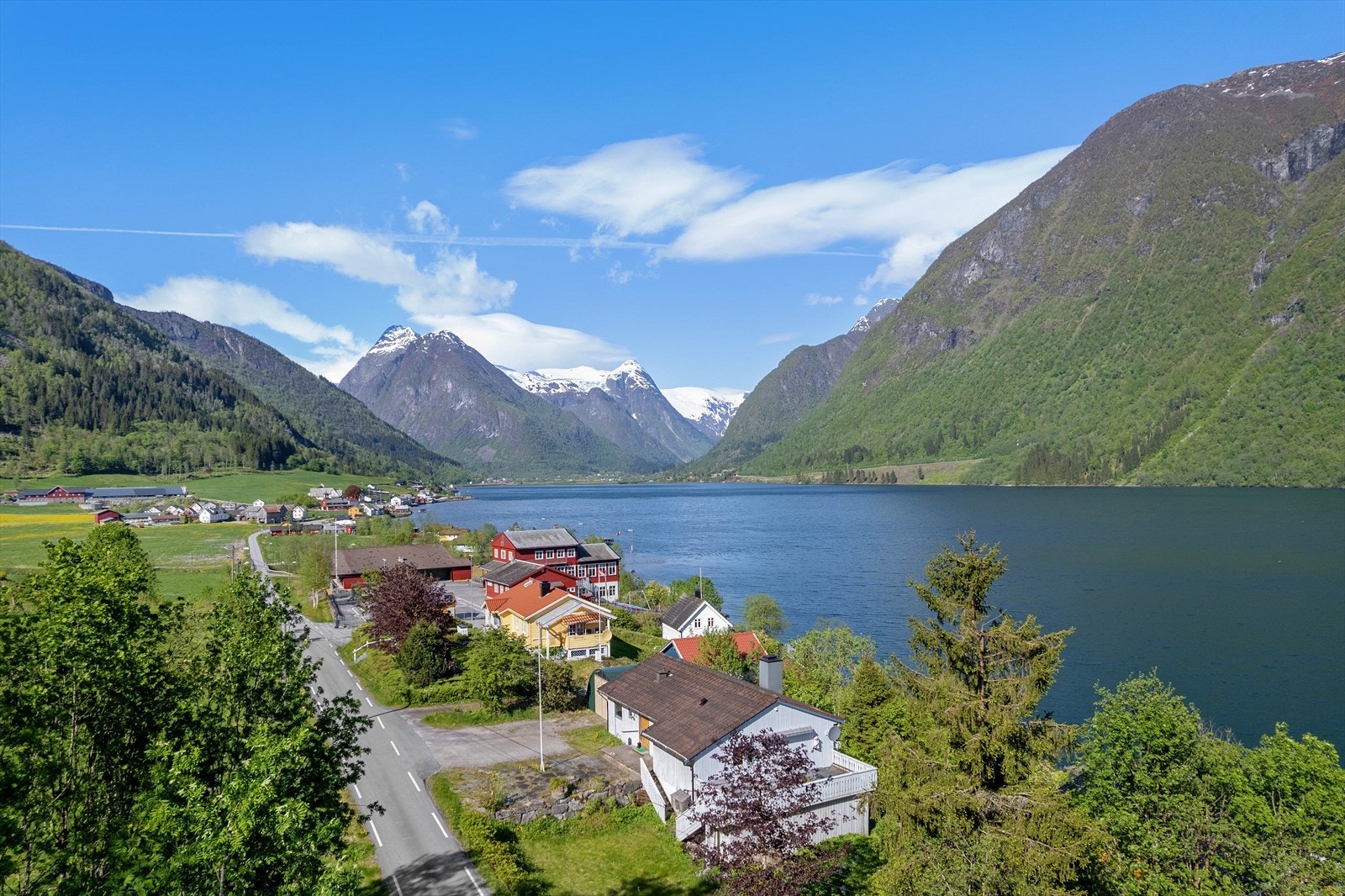 Frå bustaden er det ca. 50 meter til Fjærland Oppvekstsenter og ca. 900 meter til daglegvarebutikk Galleribilde