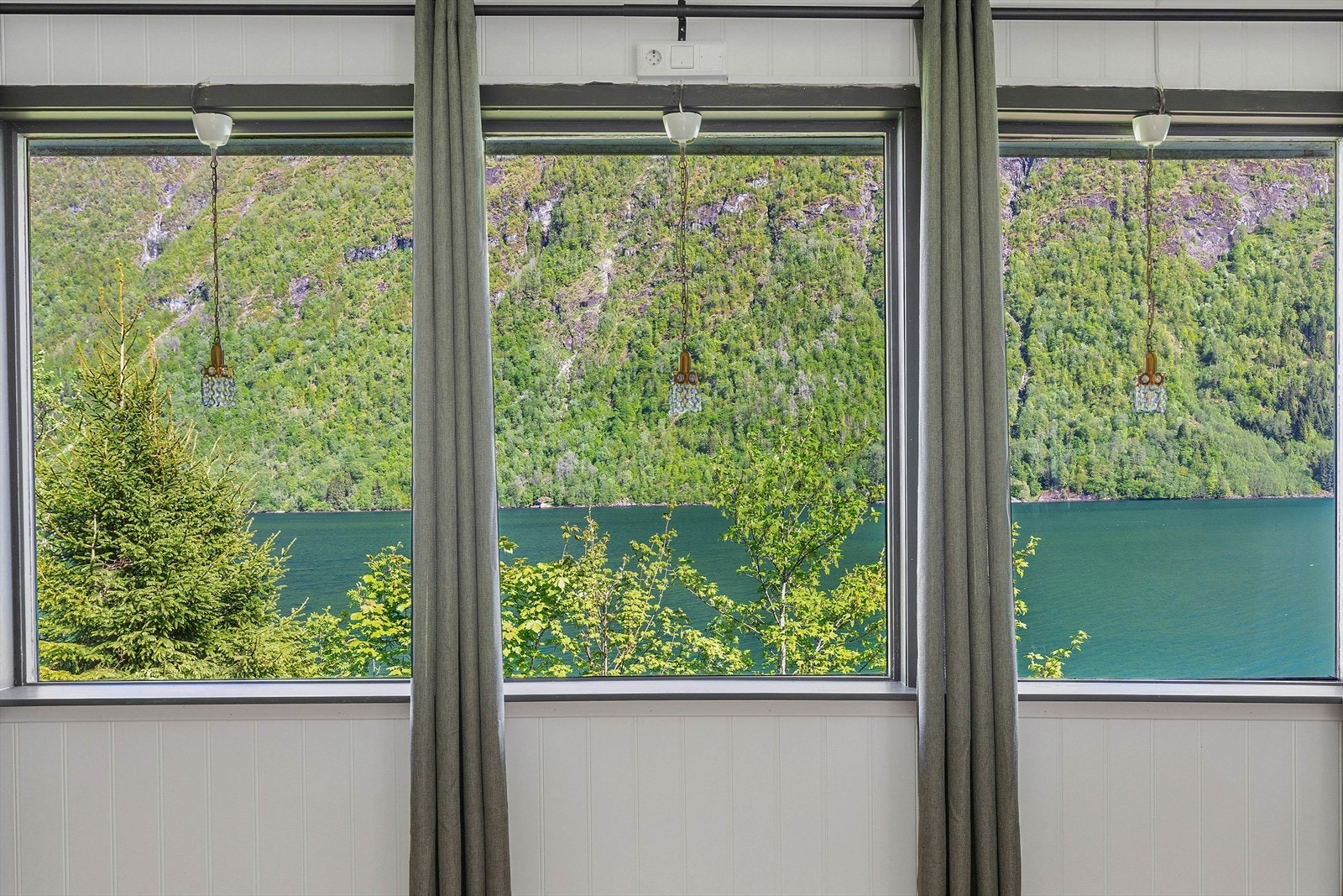 Store vindauger sikrar godt med naturleg lys og gjer det mogleg å nyte den flotte utsikta mot Fjærlandsfjorden Galleribilde