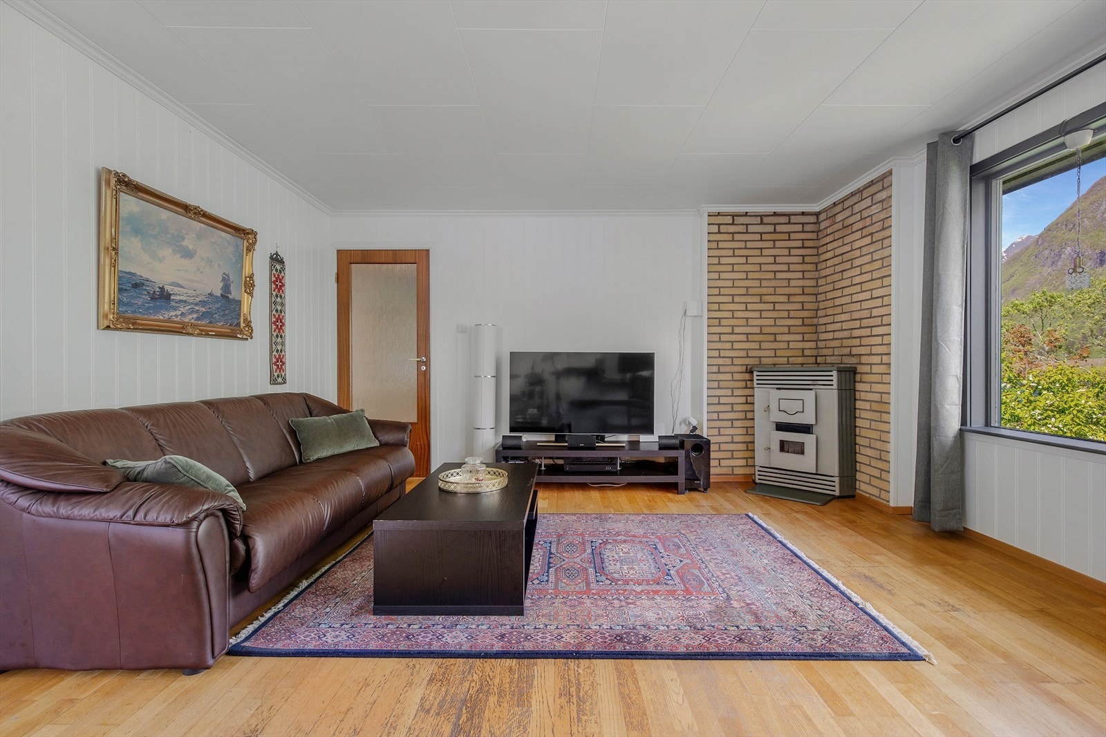 Som oppvarmingskjelde er det vedogn og... Galleribilde