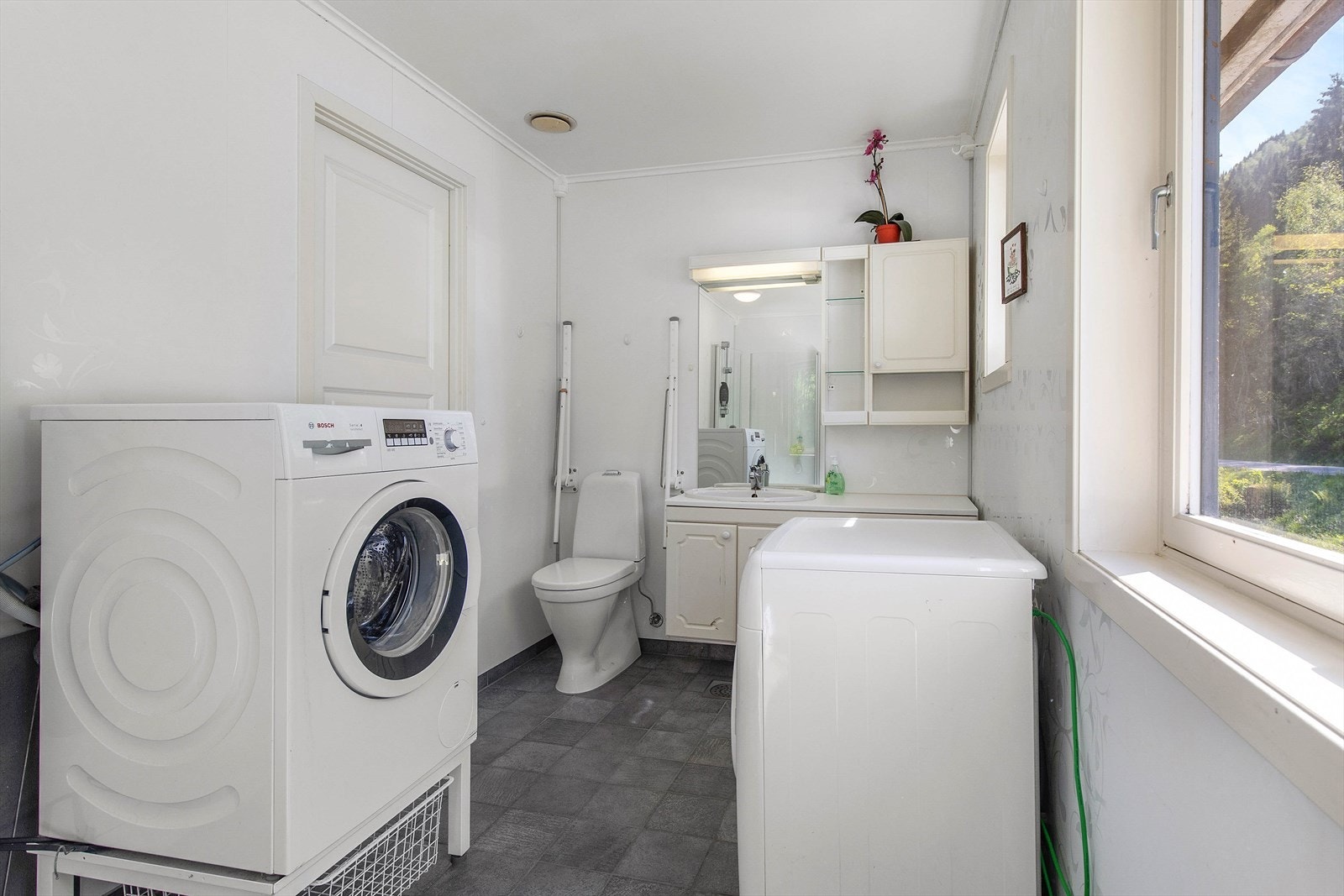 Kombinert bad og vaskerom i hovedetasjen frå 2013 Galleribilde