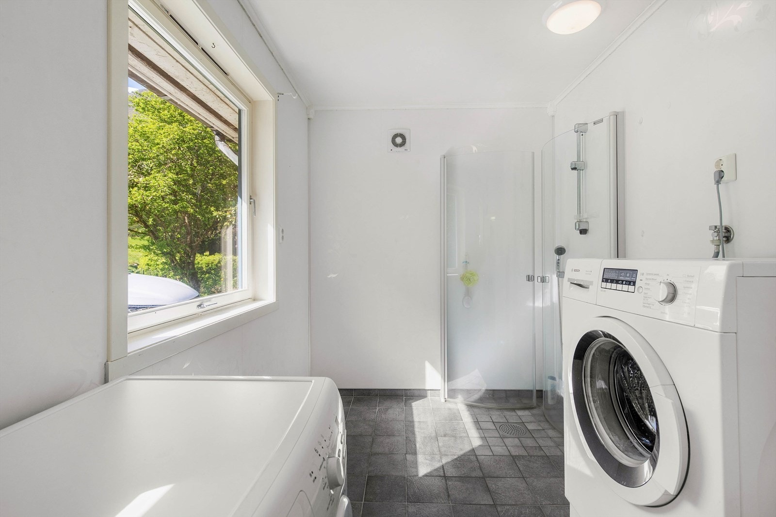 Her er det fliser på golv, våtromsplater på vegger og glatt malt himlingen Galleribilde