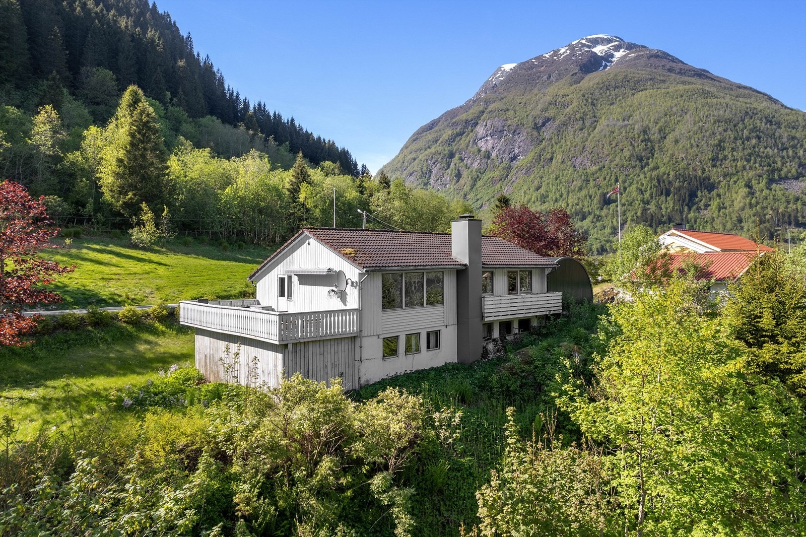 Einebustad frå 1972 på 166 BRA-i Galleribilde