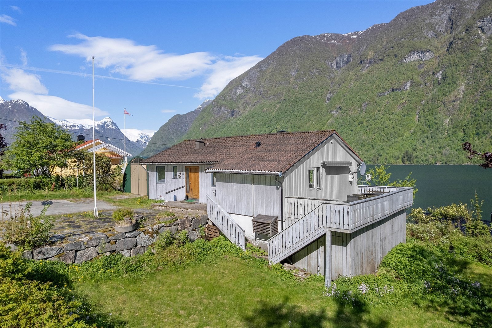 Tomta er på 907 kvm med god plass til å parkere fleire bilar i tunet Galleribilde