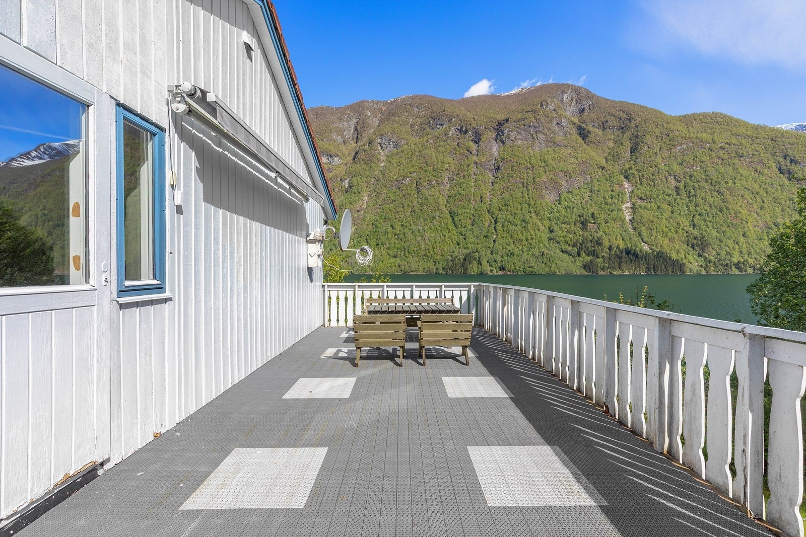 Frå etestova har ein tilgang på ein romsleg og sørvendt terrasse Galleribilde