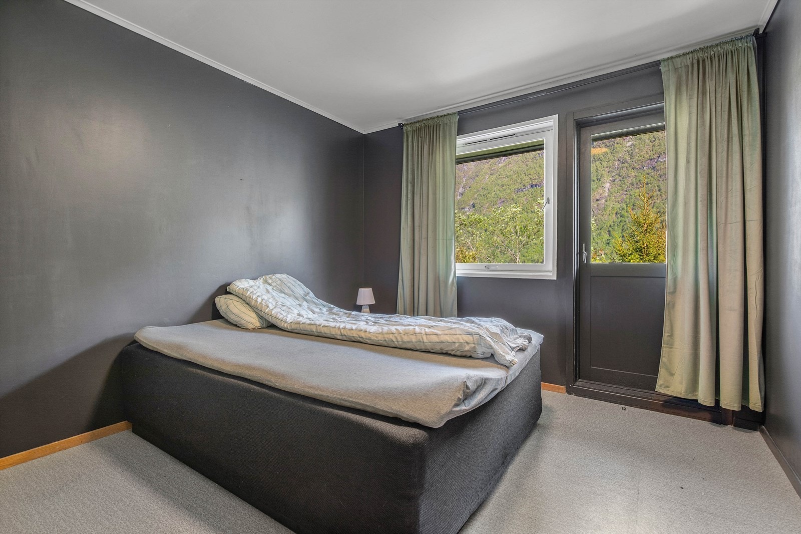 Eit av to soverom i denne etasjen med utgang til... Galleribilde