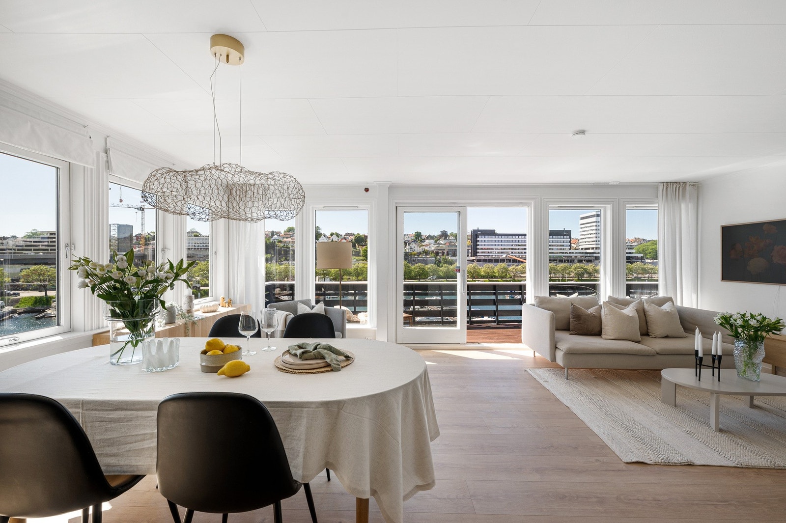 Innvendig fremstår boligen moderne med lyse veger og enstavs slitesterk laminat på gulv. Galleribilde
