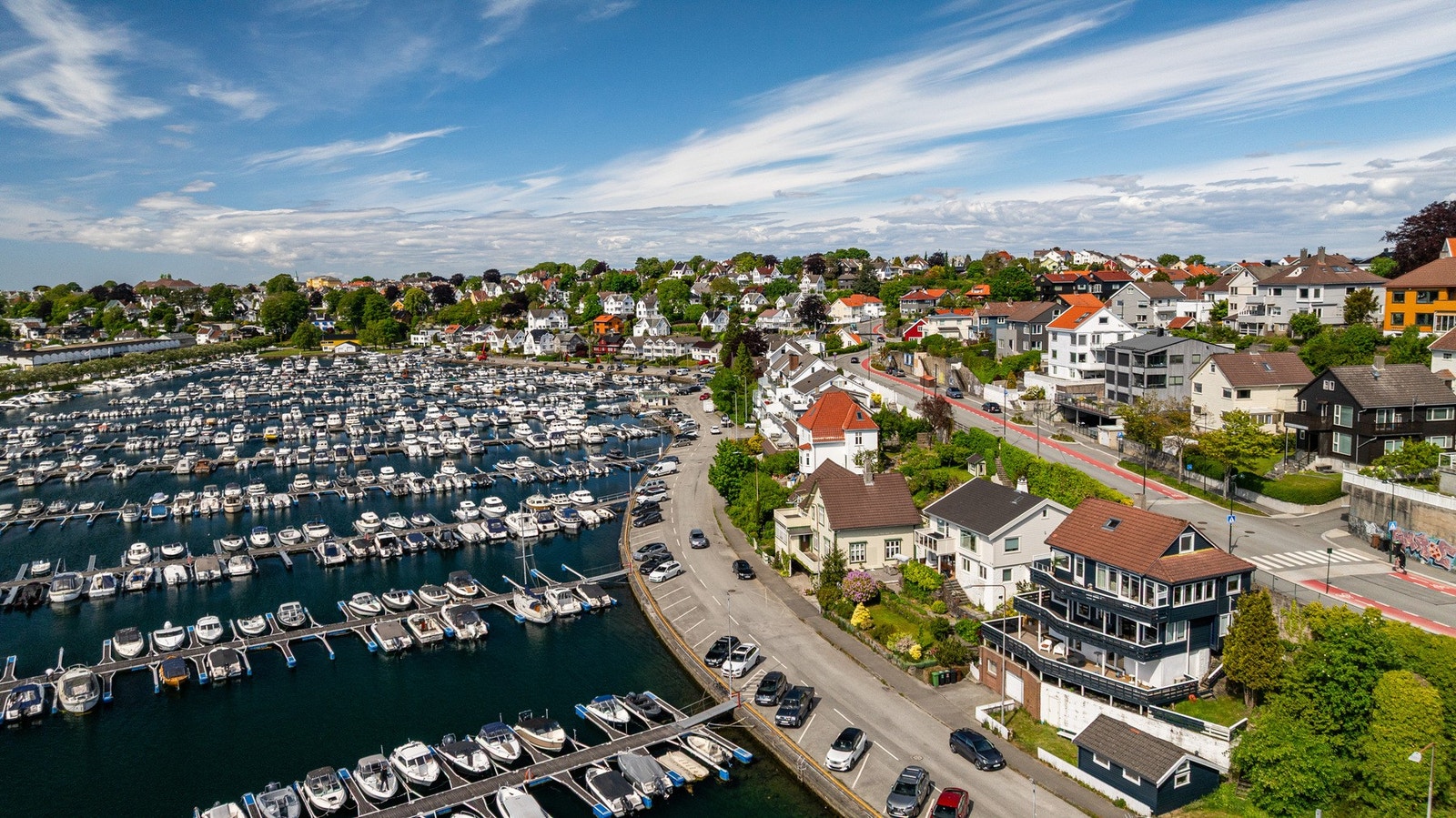 Innen gangavstand fra boligen har man flere skoler og barnehager, noe som gjør hverdagen enkel. Galleribilde
