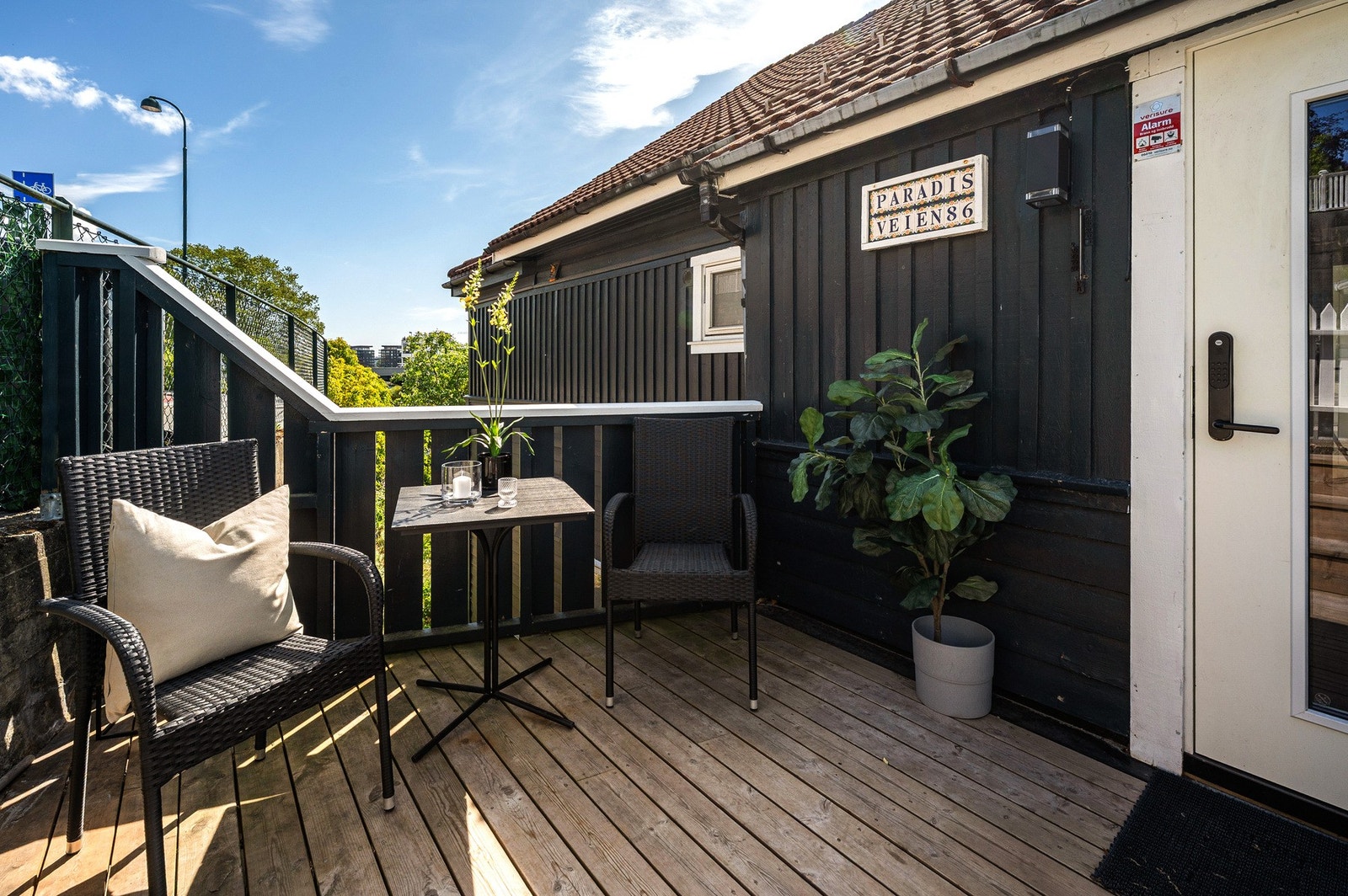 Inngangspartiet er pent opparbeidet med terrassedekke. Galleribilde