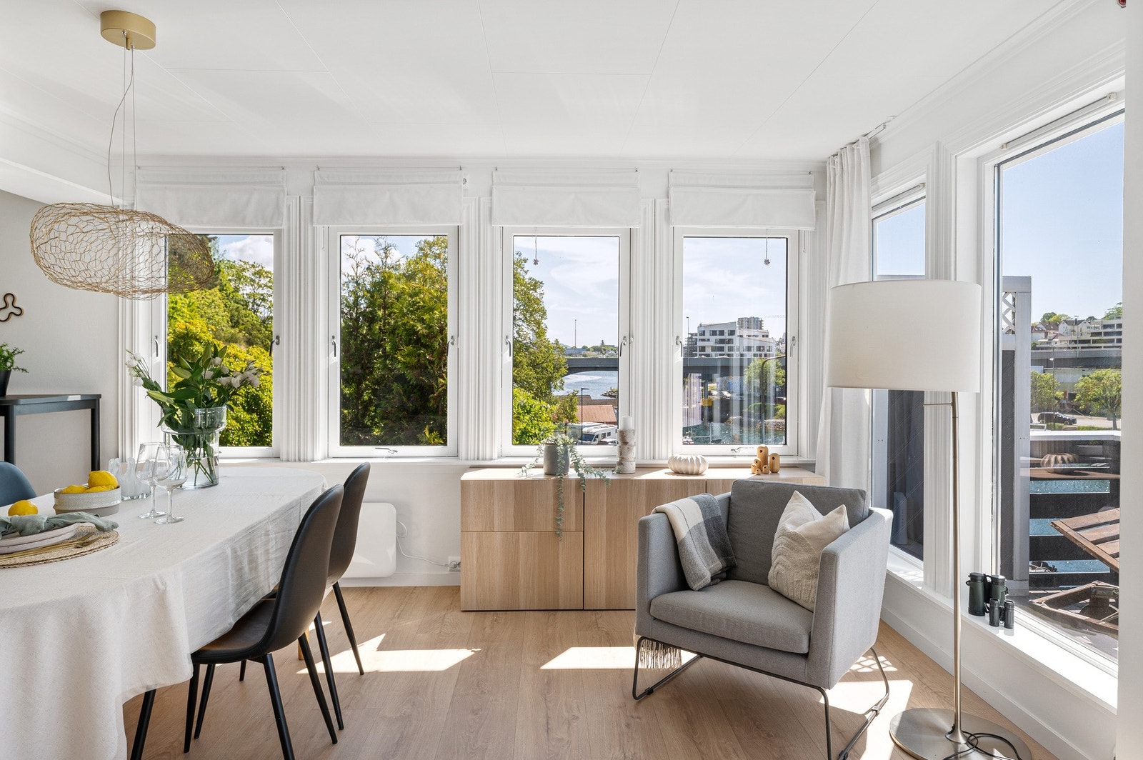 Gjennomgående er store vindusflater som sikrer godt med lysinnslipp og ikke minst en fantastisk utsikt. Galleribilde