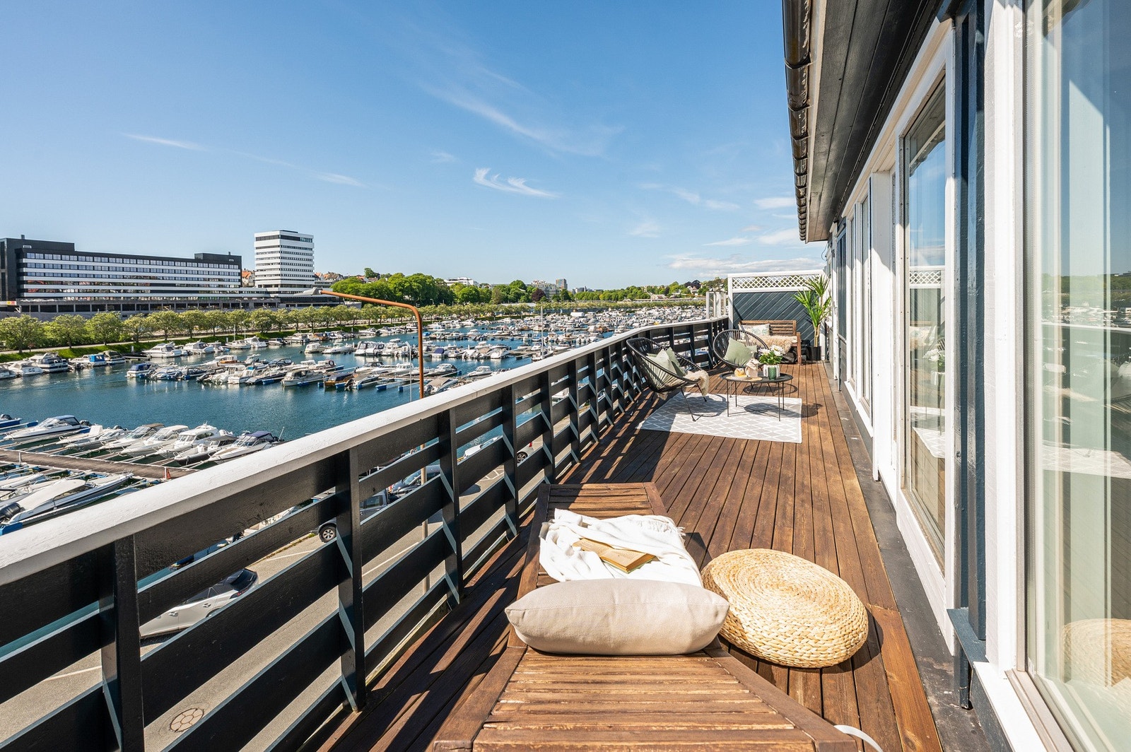Fra stuen har man utgang til balkong. Galleribilde