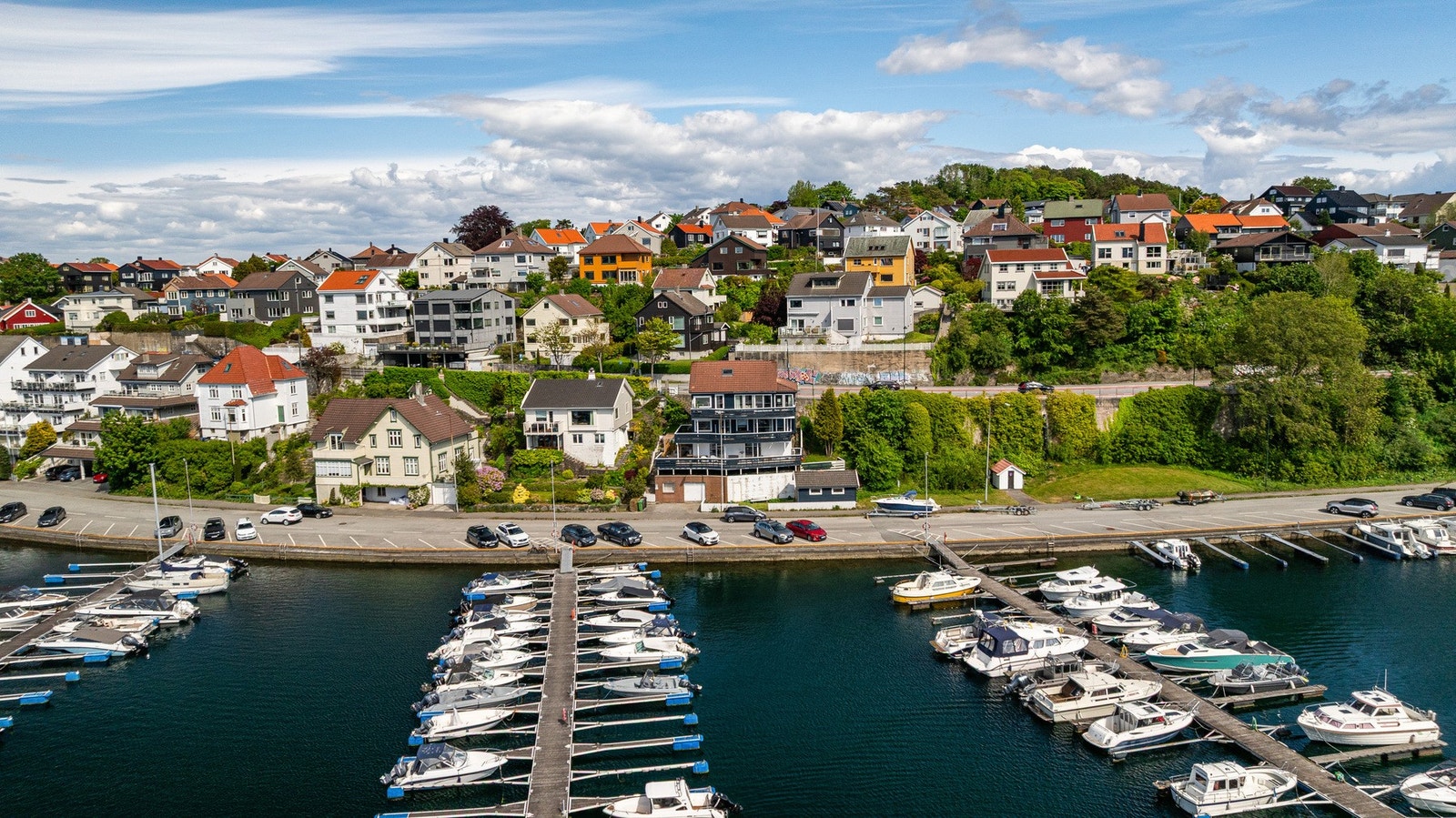 Nærområdet kan skilte med flere turområder og ikke minst umiddelbar nærhet til sjøen. Galleribilde