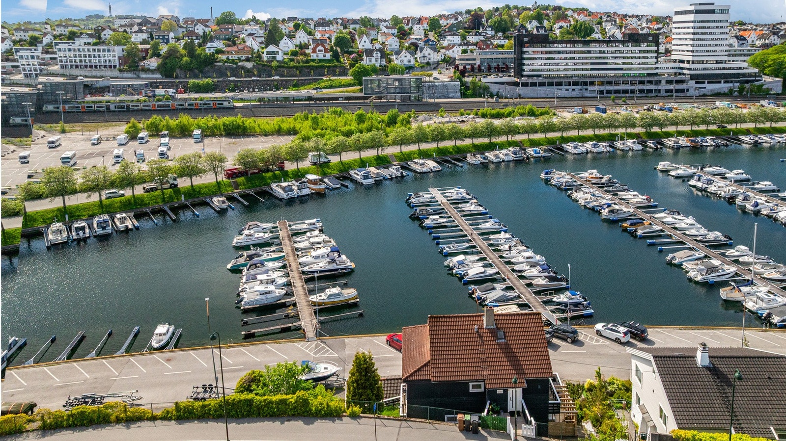Her får man en ideell bolig og beliggenhet for familien, med moderne preg og nærhet til alt en skulle trenge. Galleribilde