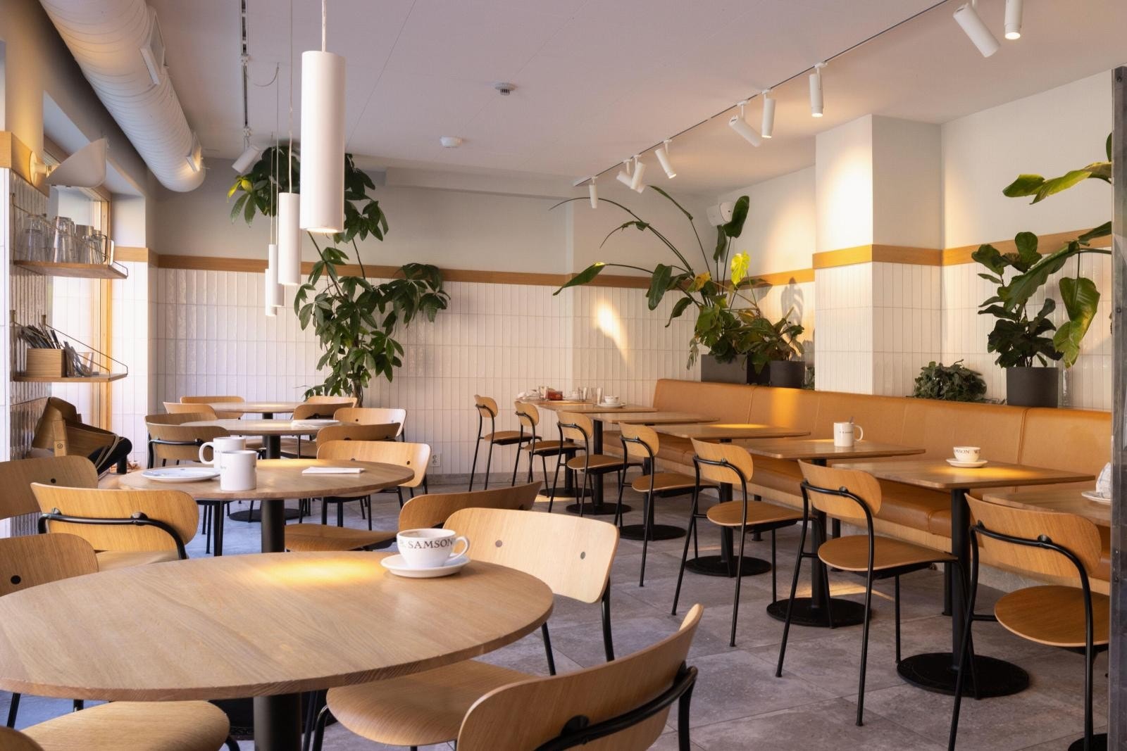 Området har mange butikker og shoppingsenter, i tillegg til kafeer, barer og restauranter. Galleribilde