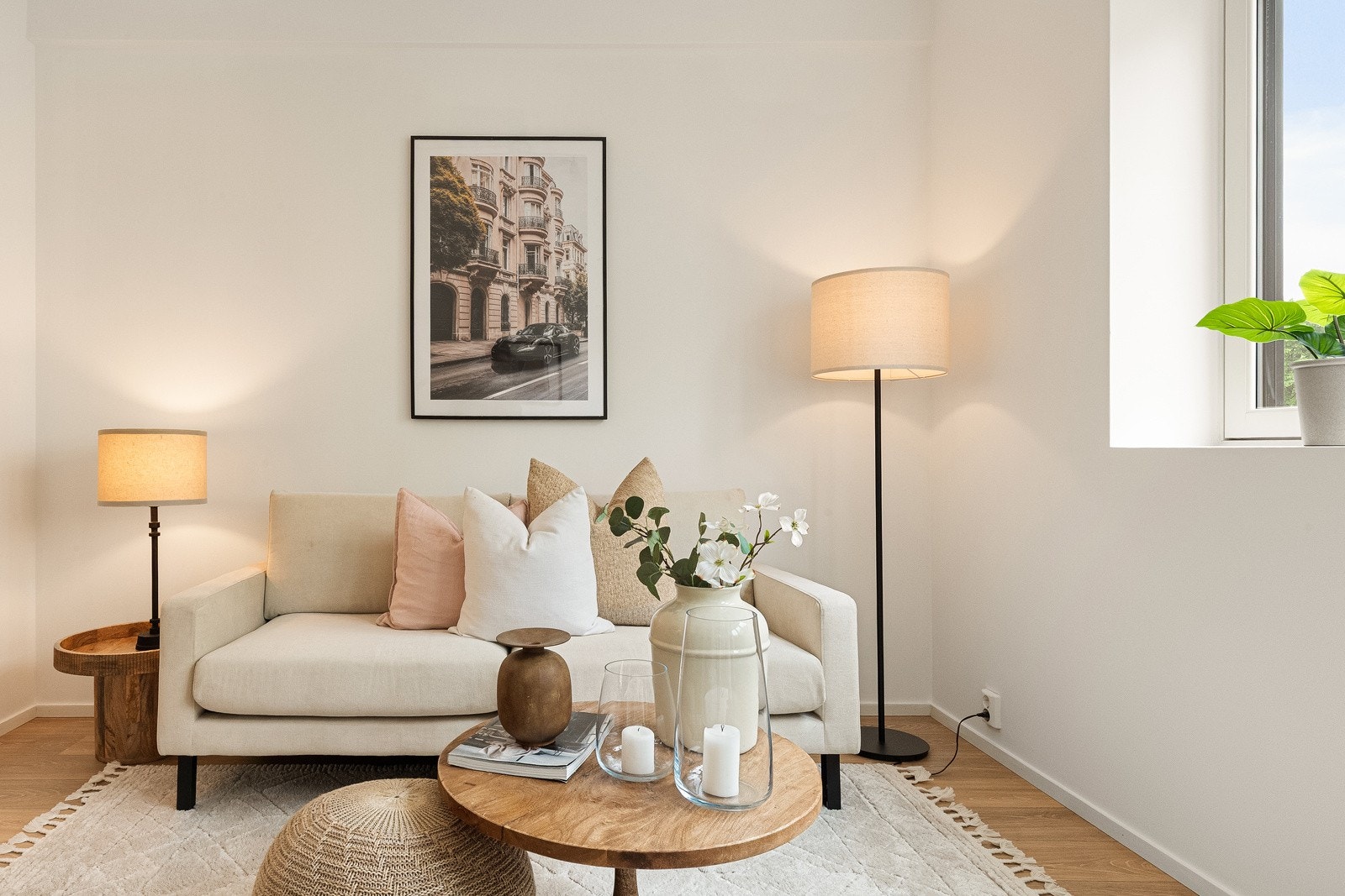 Leiligheten har en lys og flott stue. Galleribilde