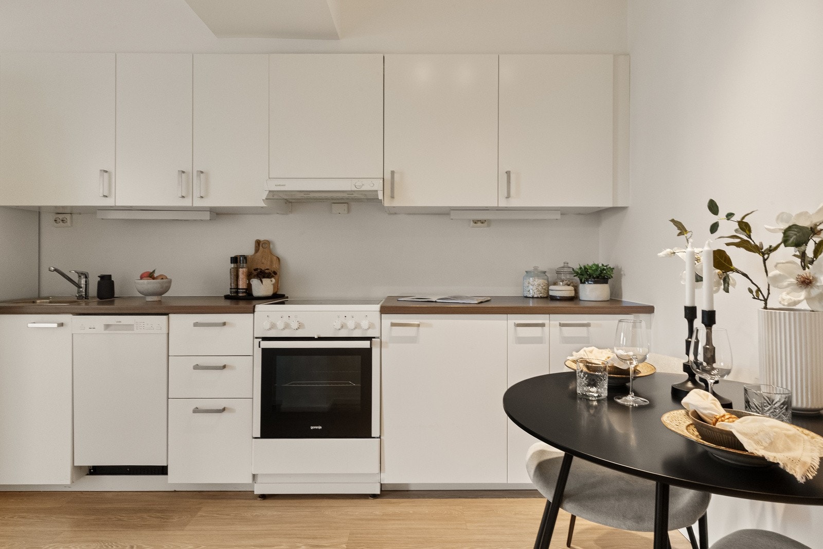 Kjøkkenet er fint tilpasset leiligheten og har godt med skap- og skuffeplass. Galleribilde