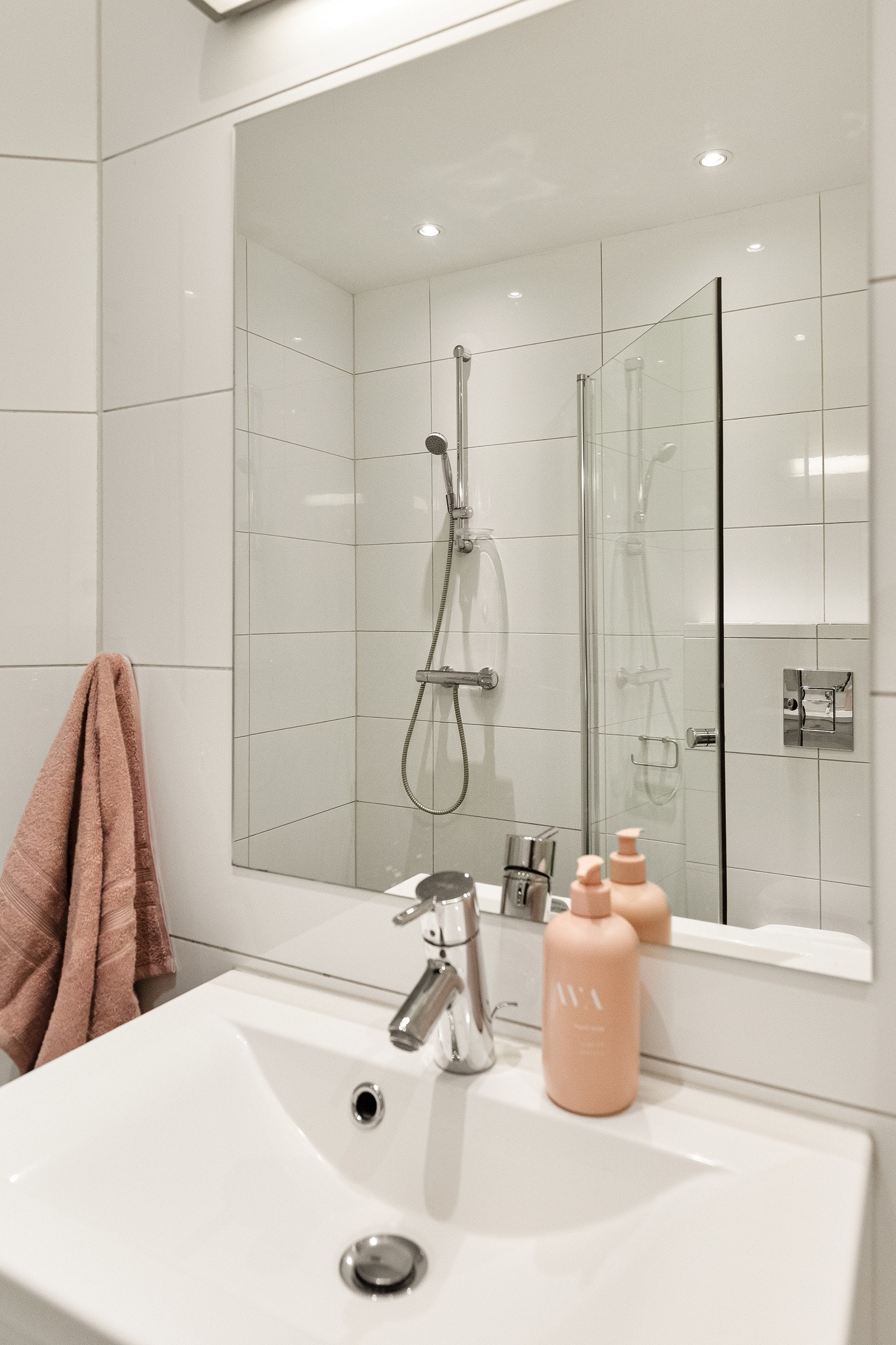 Badet er også utstyrt med gulvvarme og downlights. Galleribilde