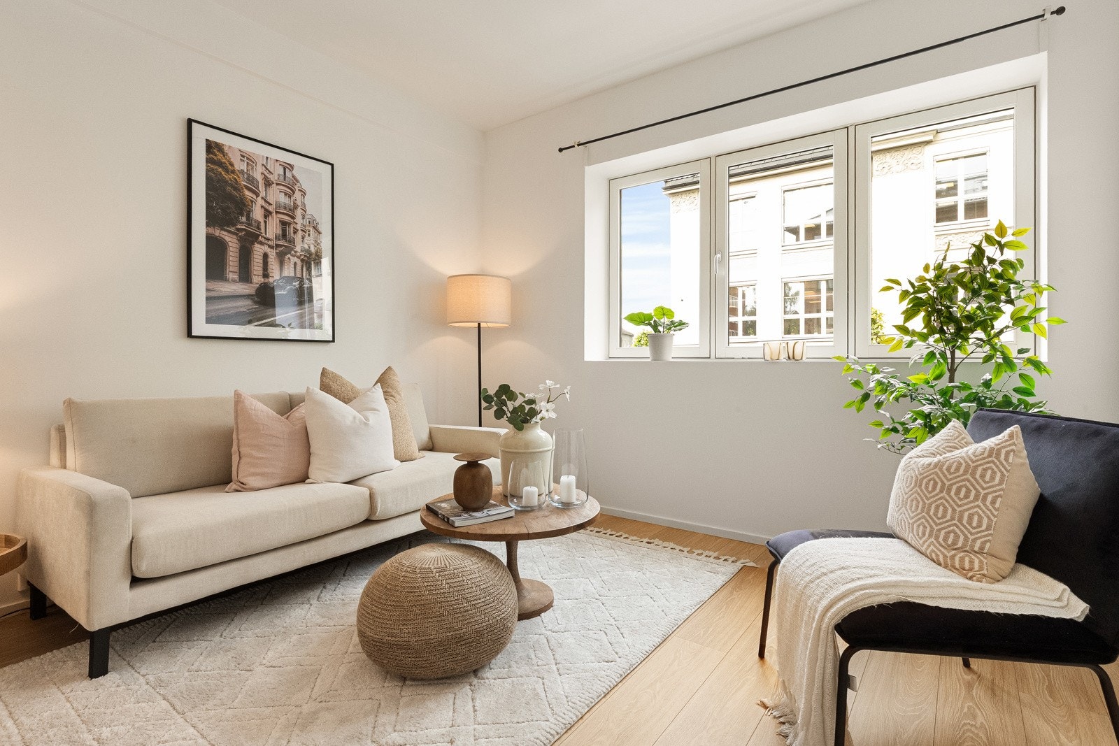 Det store vinduet gir flotte lysforhold i stuen. Galleribilde