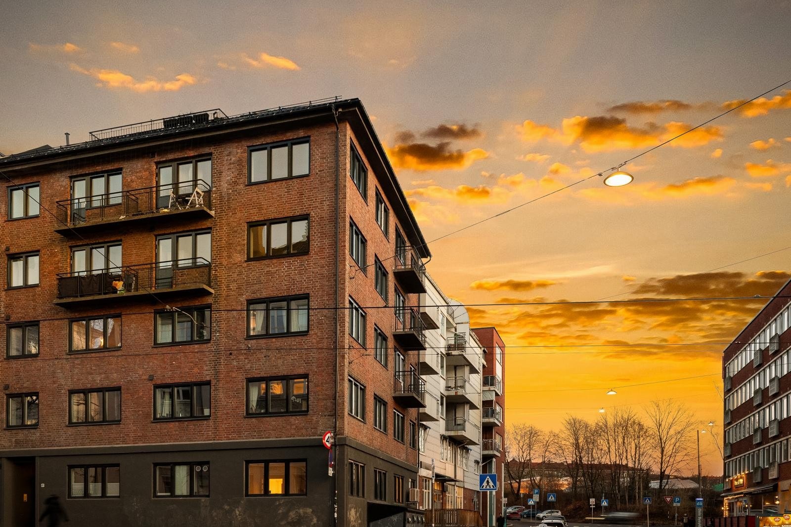 Leiligheten ligger i andre etasje og har enkel adkomst via en felles oppgang med heis. Galleribilde