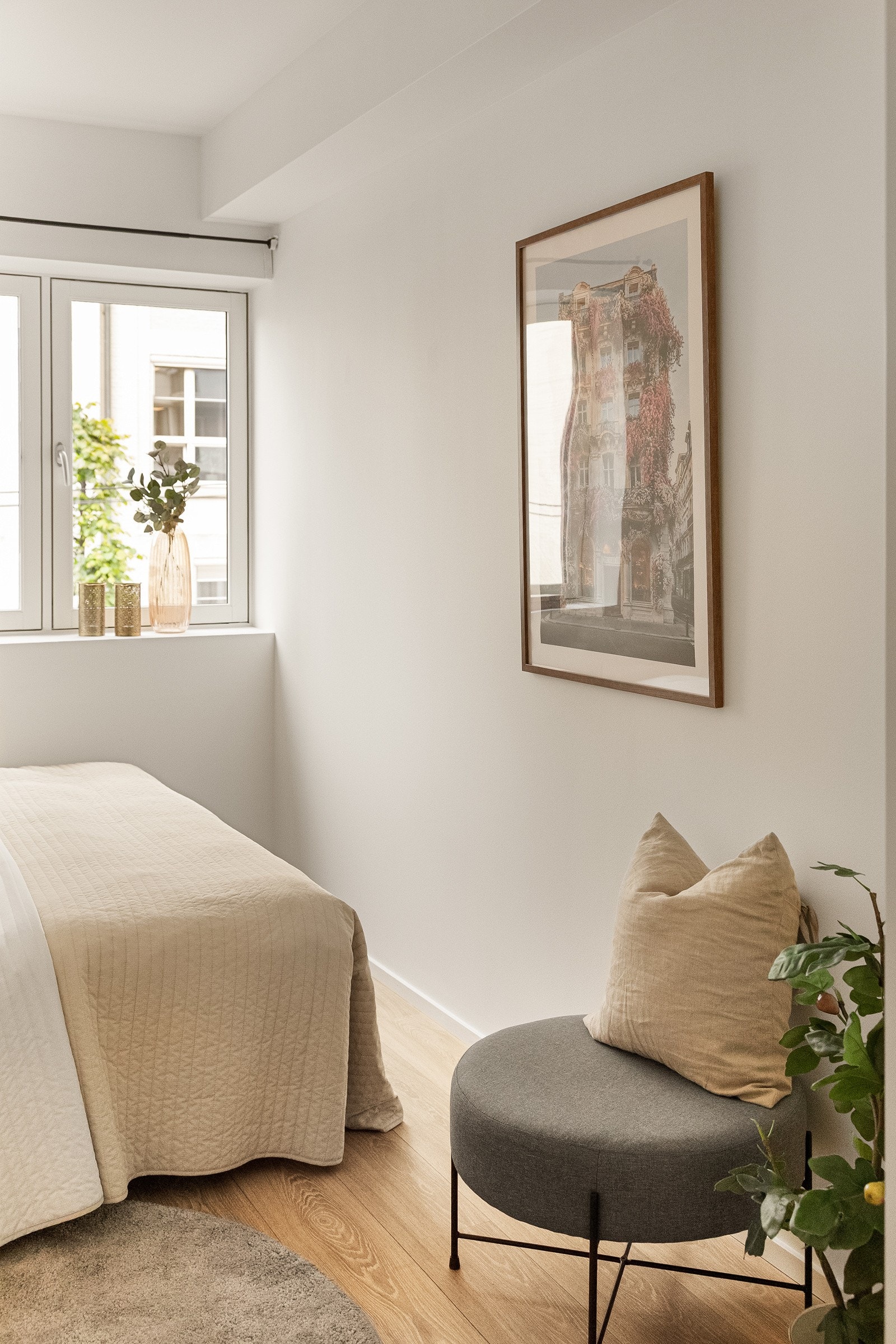 Et stort vindu sørger for godt med lys på soverommet. Galleribilde