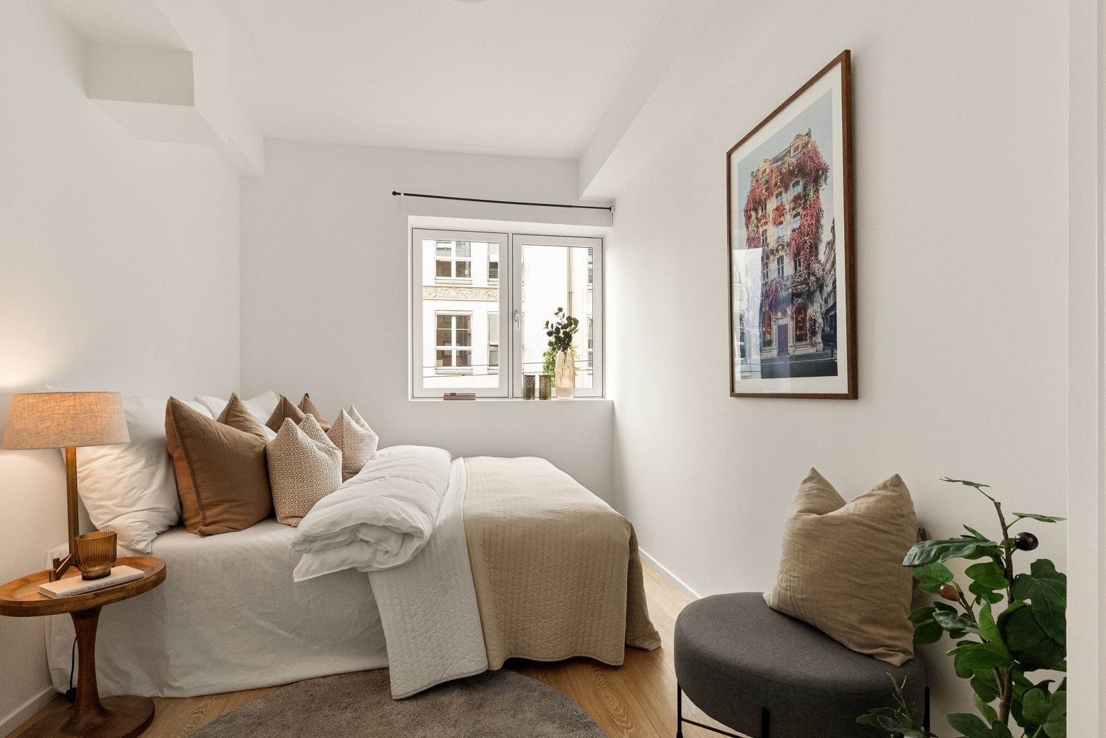 Soverommet er romslig og smakfullt innredet, med plass til både dobbeltseng og annet møblement. Galleribilde